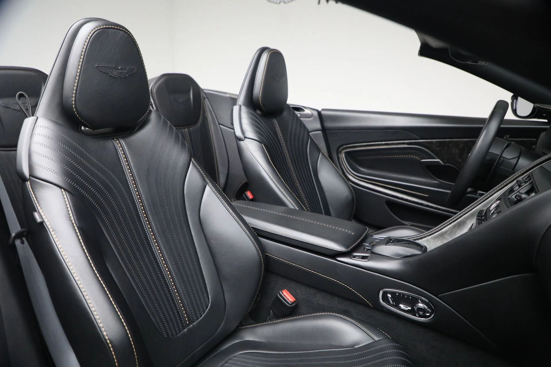 mph034_2650546330_Used_2020_Aston_Martin_DB_11_Volante_1768664310_c09ebbec15