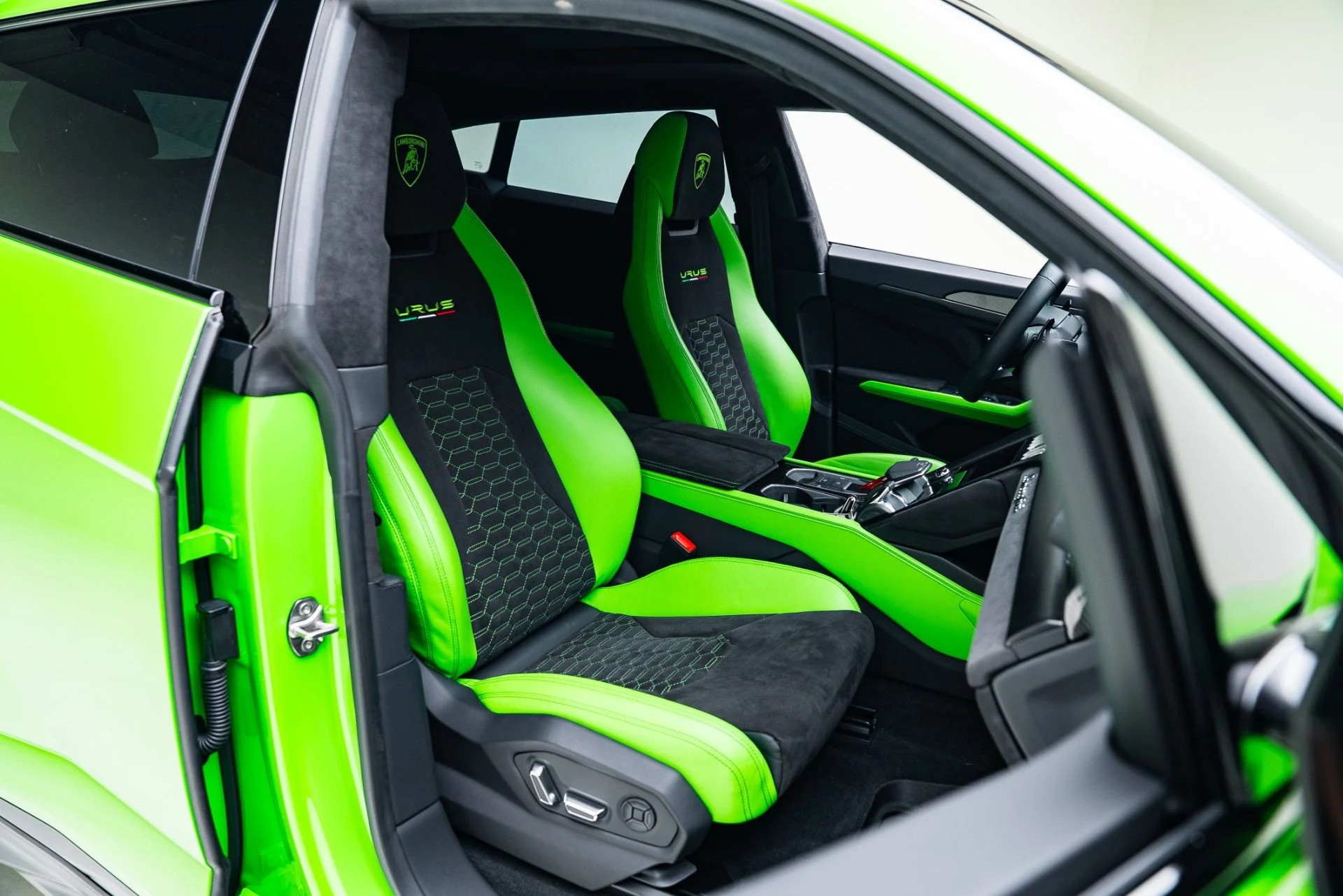 mph034_2723247168_Used_2021_Lamborghini_Urus_1766090497_2898f26e14