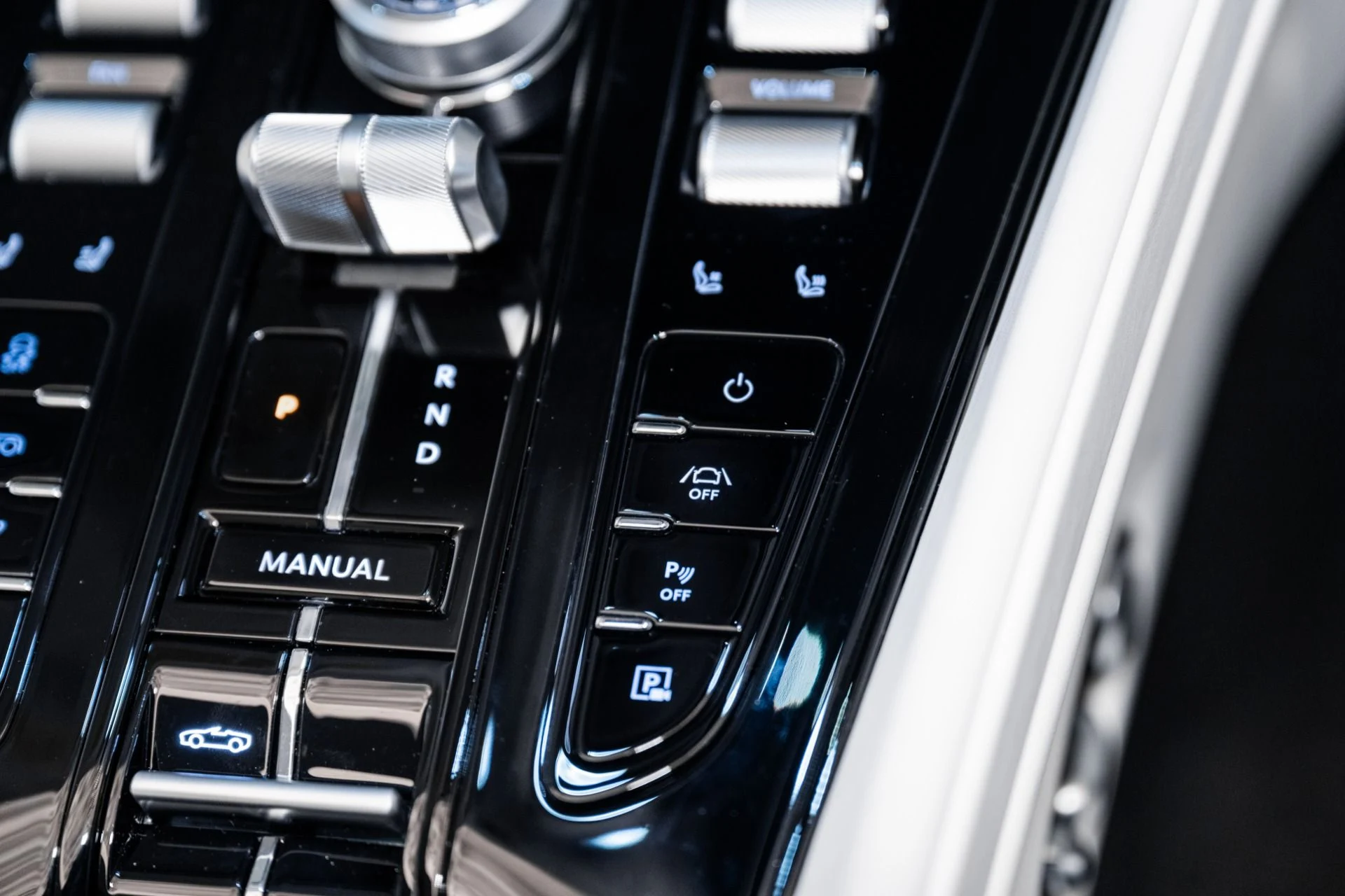 mph034_2732300276_Used_2025_Aston_Martin_DB_12_Volante_1741214270_2efc6ca472