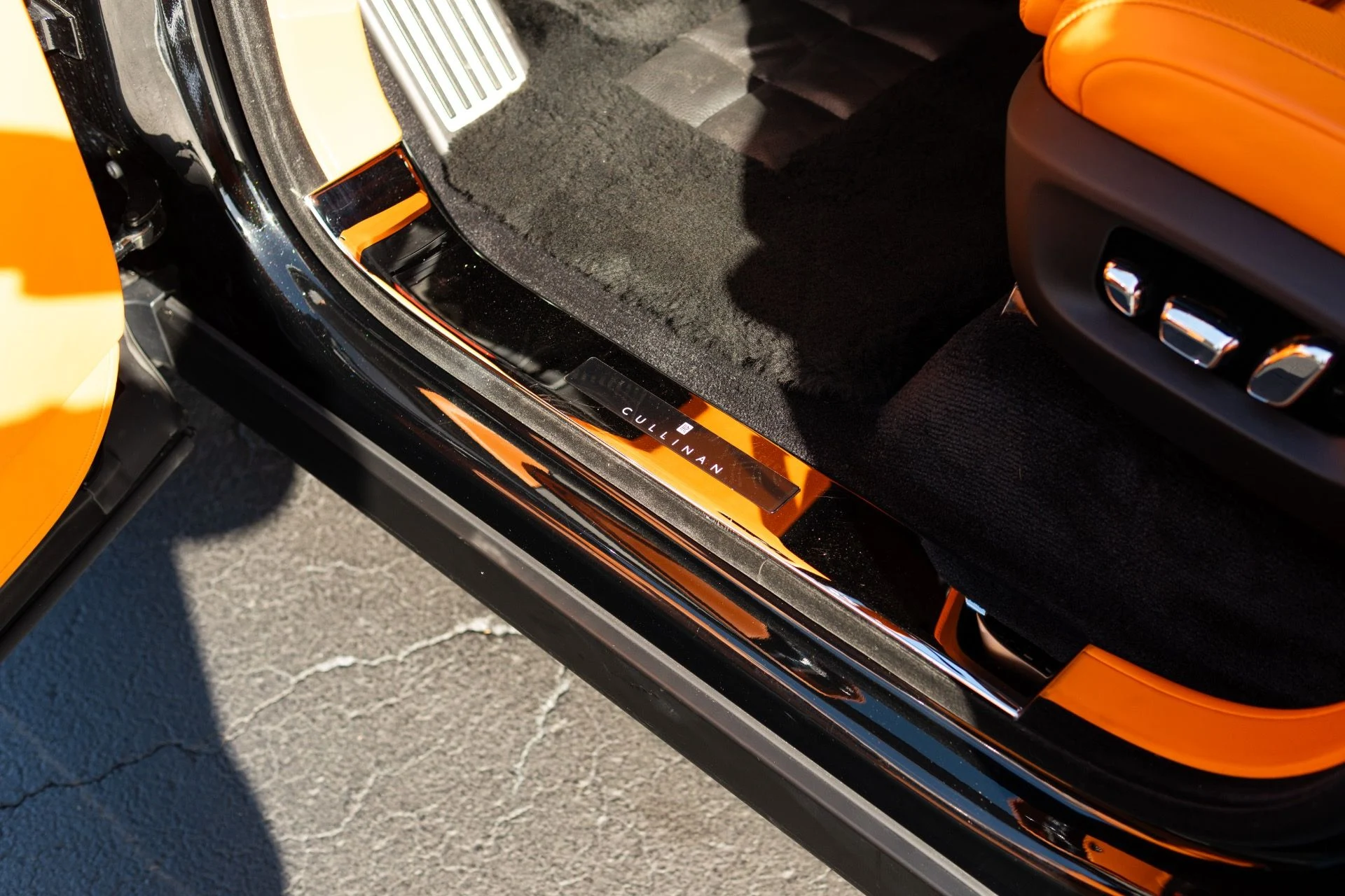 mph034_2733624516_Used_2019_Rolls_Royce_Cullinan_1769627245_cb6eaa3e02