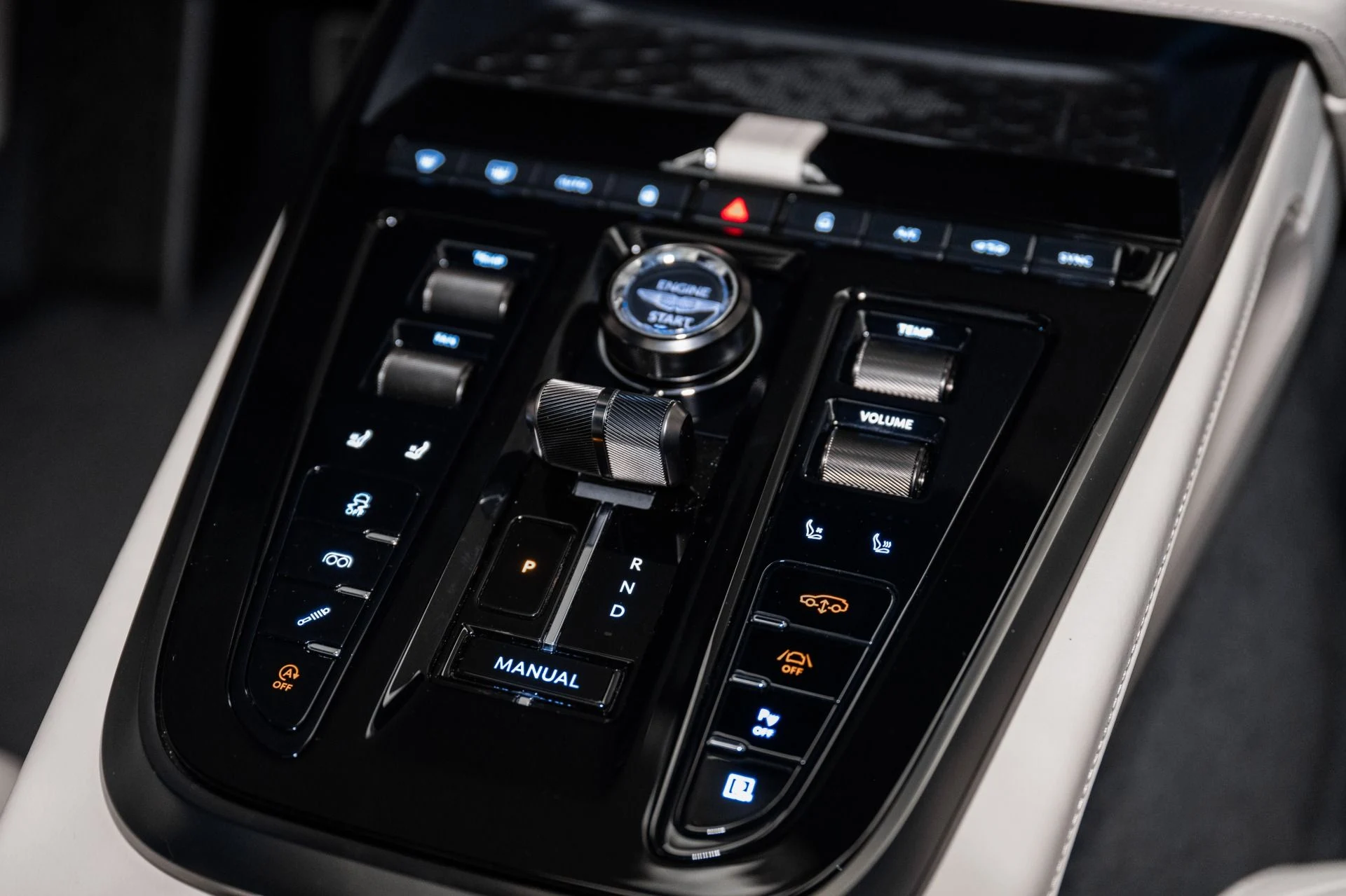 mph034_2746881861_Used_2025_Aston_Martin_DBX_707_1734711890_b218d0443e