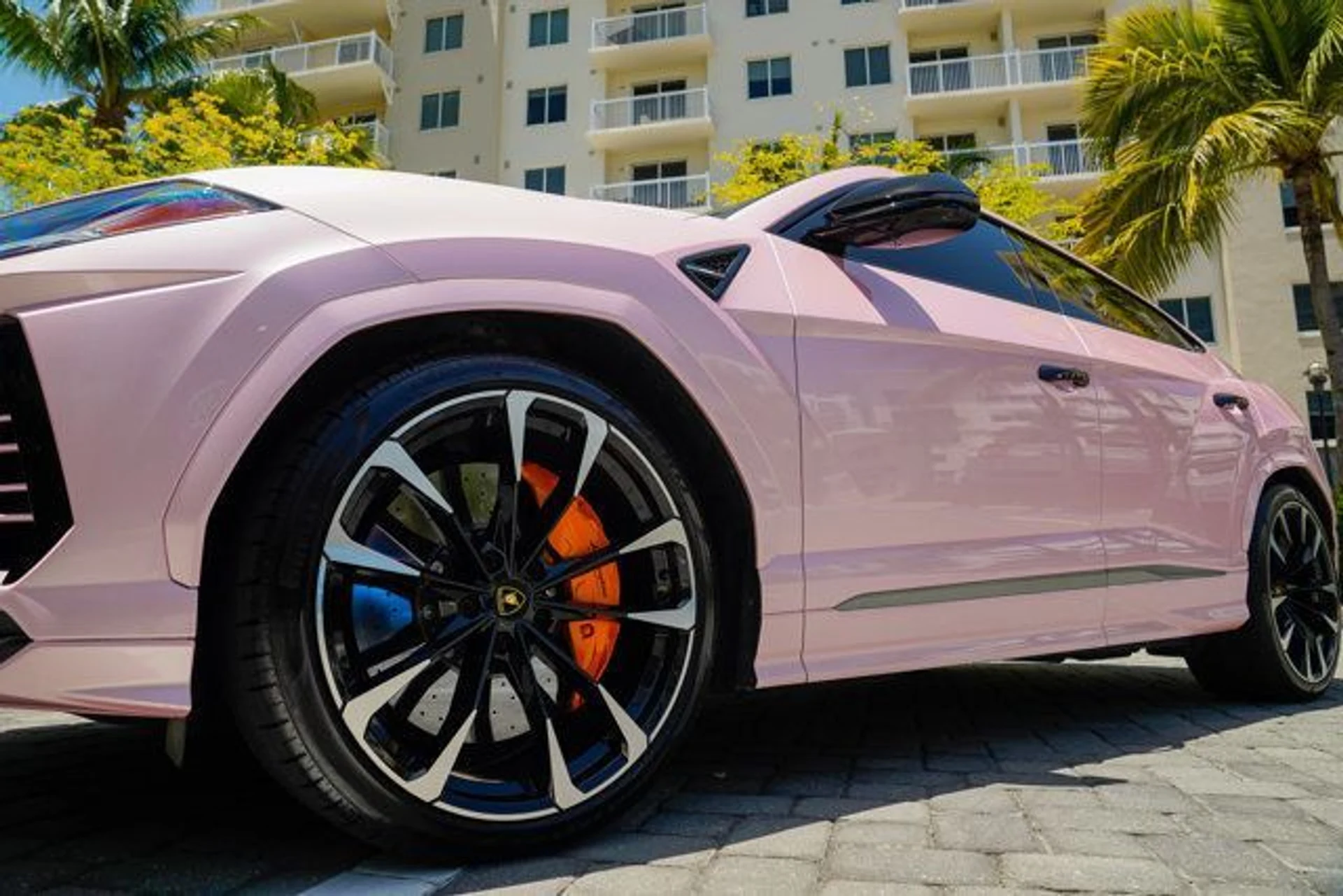 mph034_2751573122_used_2021_lamborghini_urus_awd_14354_22713615_35_640_8af8752cd7