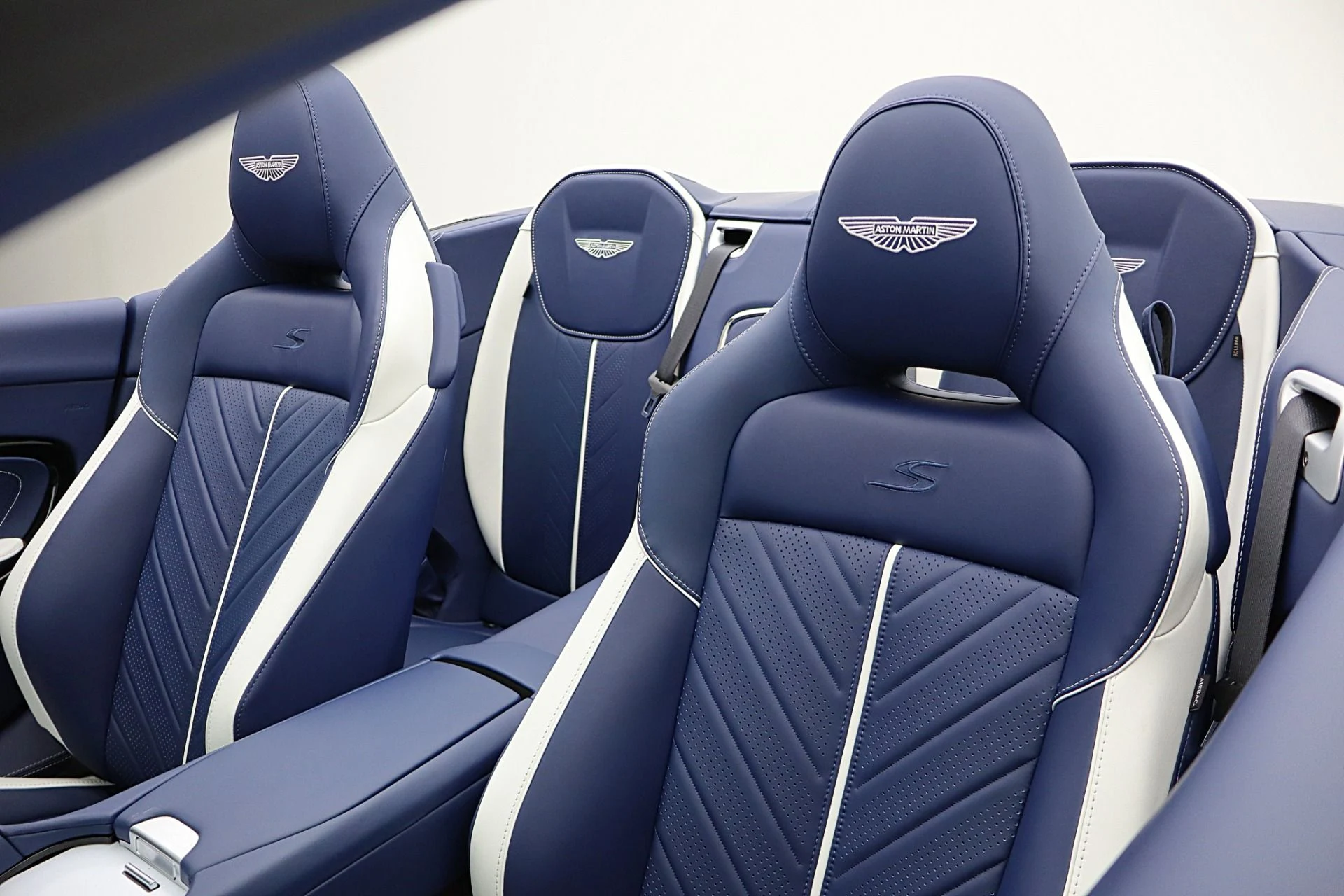 mph034_2751802137_New_2026_Aston_Martin_DB_12_S_Volante_be563ff412