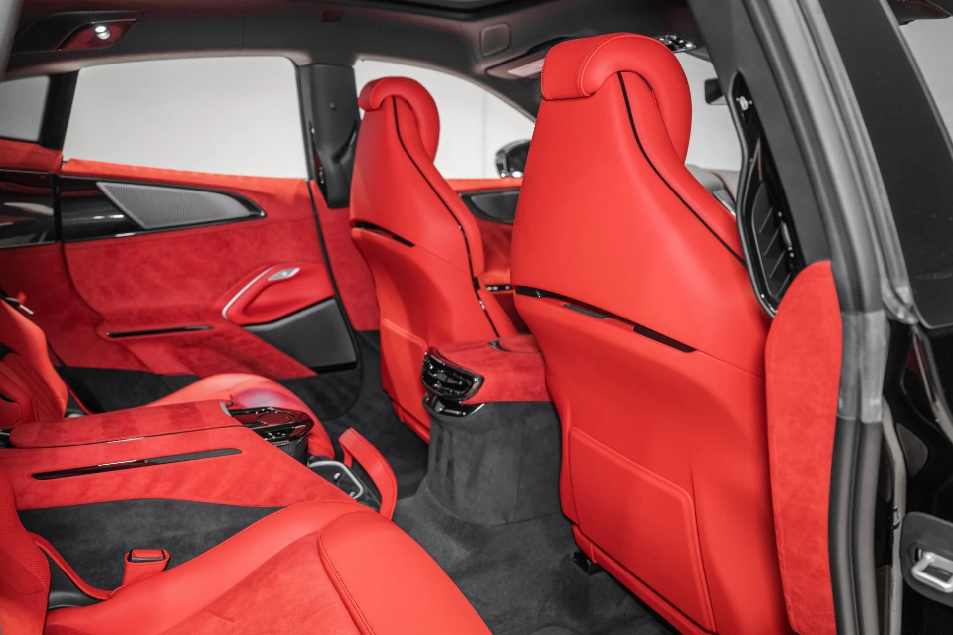 mph034_2854361490_Used_2026_Ferrari_Purosangue_1781276025_694dc0f885