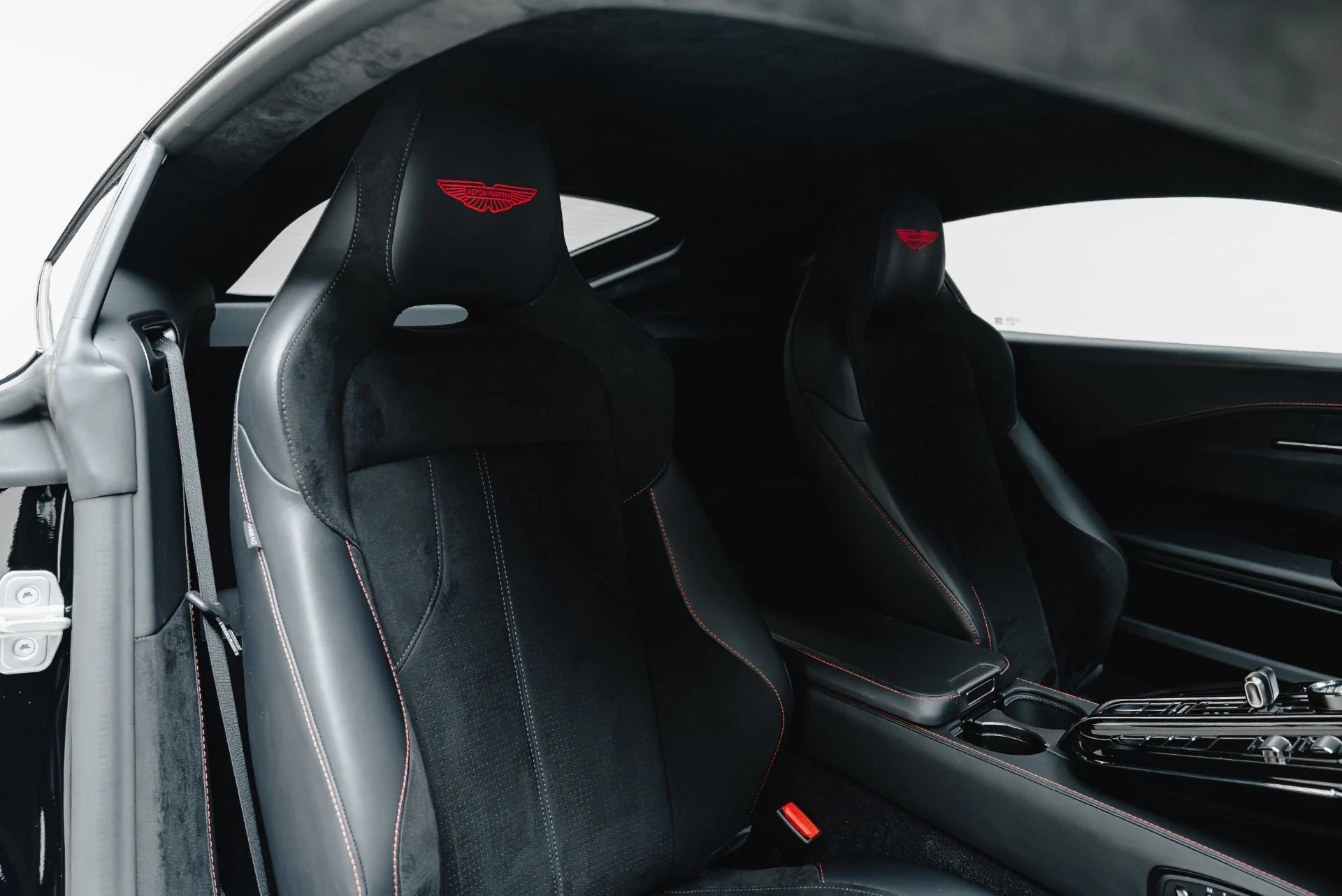 mph034_2875157572_Used_2025_Aston_Martin_Vantage_1790202730_2373006d9d