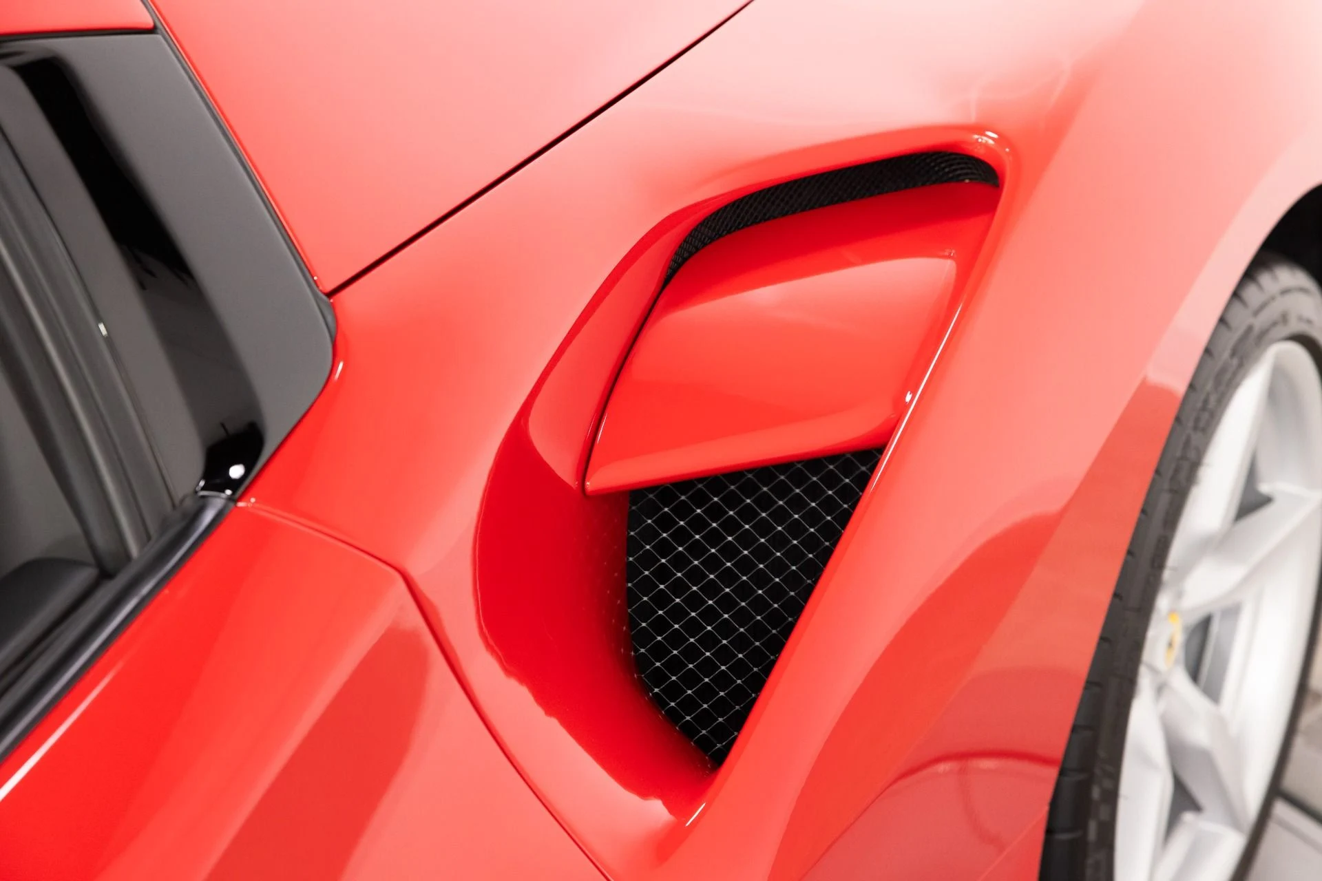 mph034_2875473437_Used_2017_Ferrari_488_Spider_1782928038_7ed93ebf3a