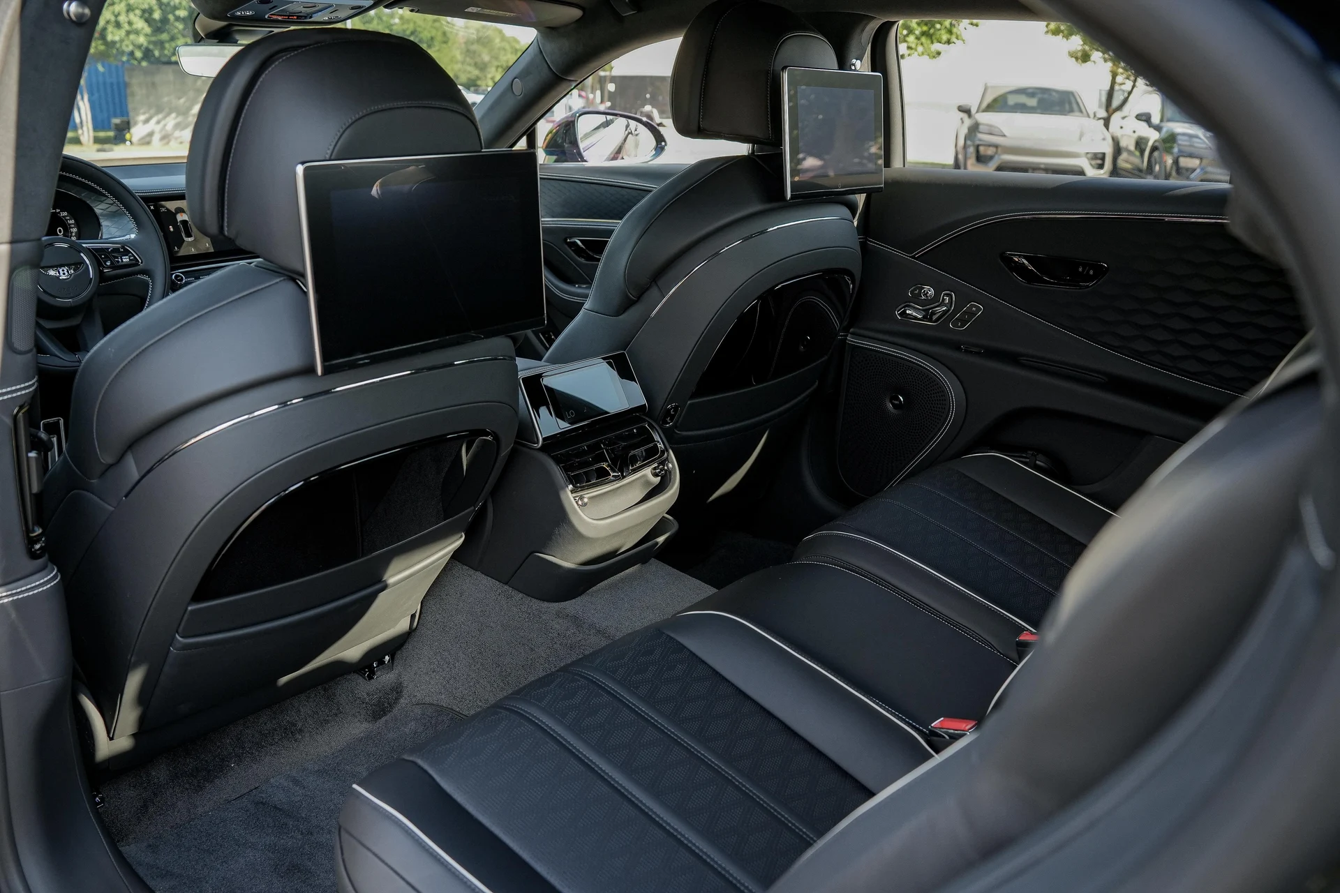 mph034_2885381818_Hi_Tech_Luxury_Imports_LLC_SCBBR_6_ZG_1_SC_022806_image_34_a6c95f7933