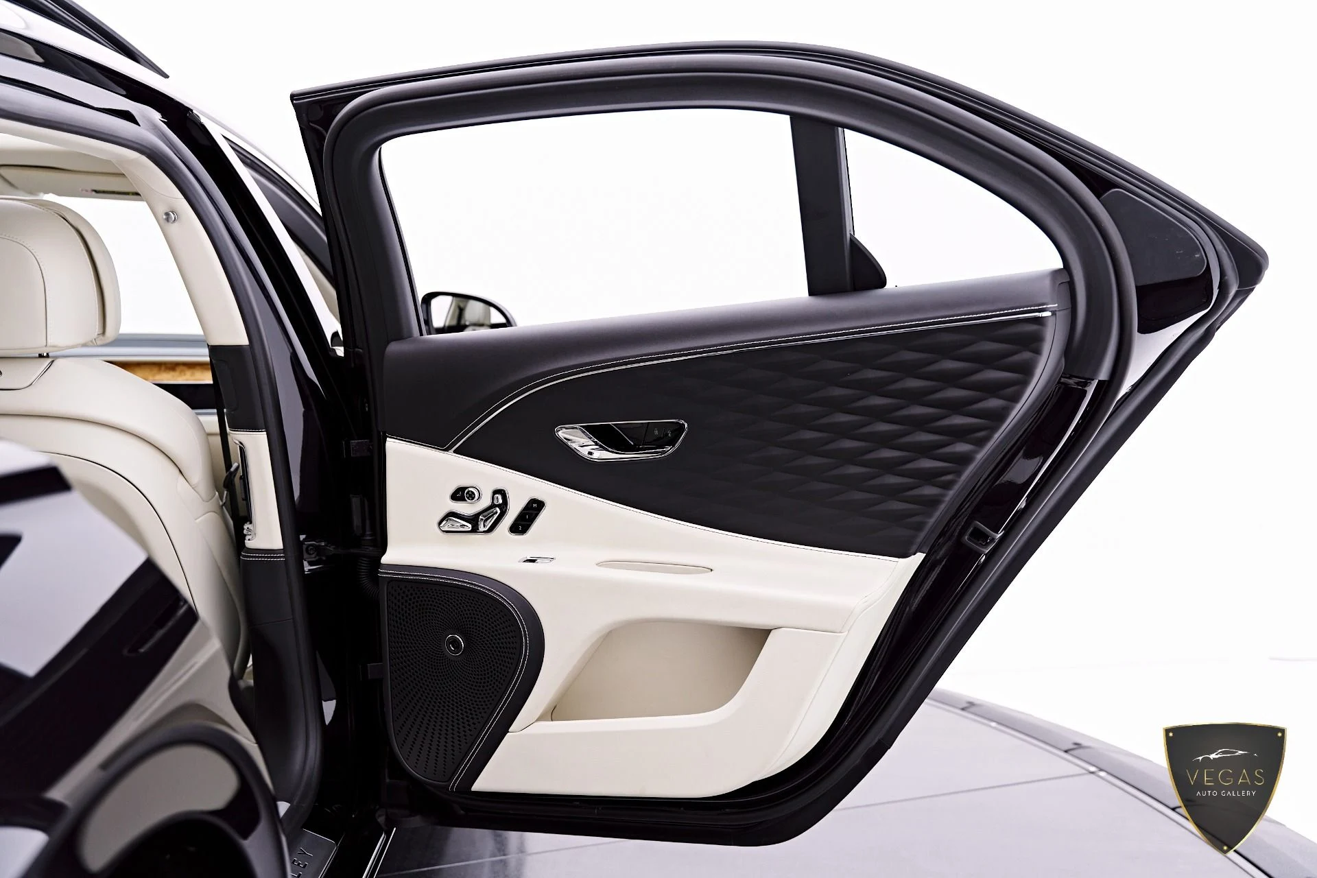 mph034_2920158536_Used_2022_Bentley_Flying_Spur_V8_1782495072_838fd6dd56