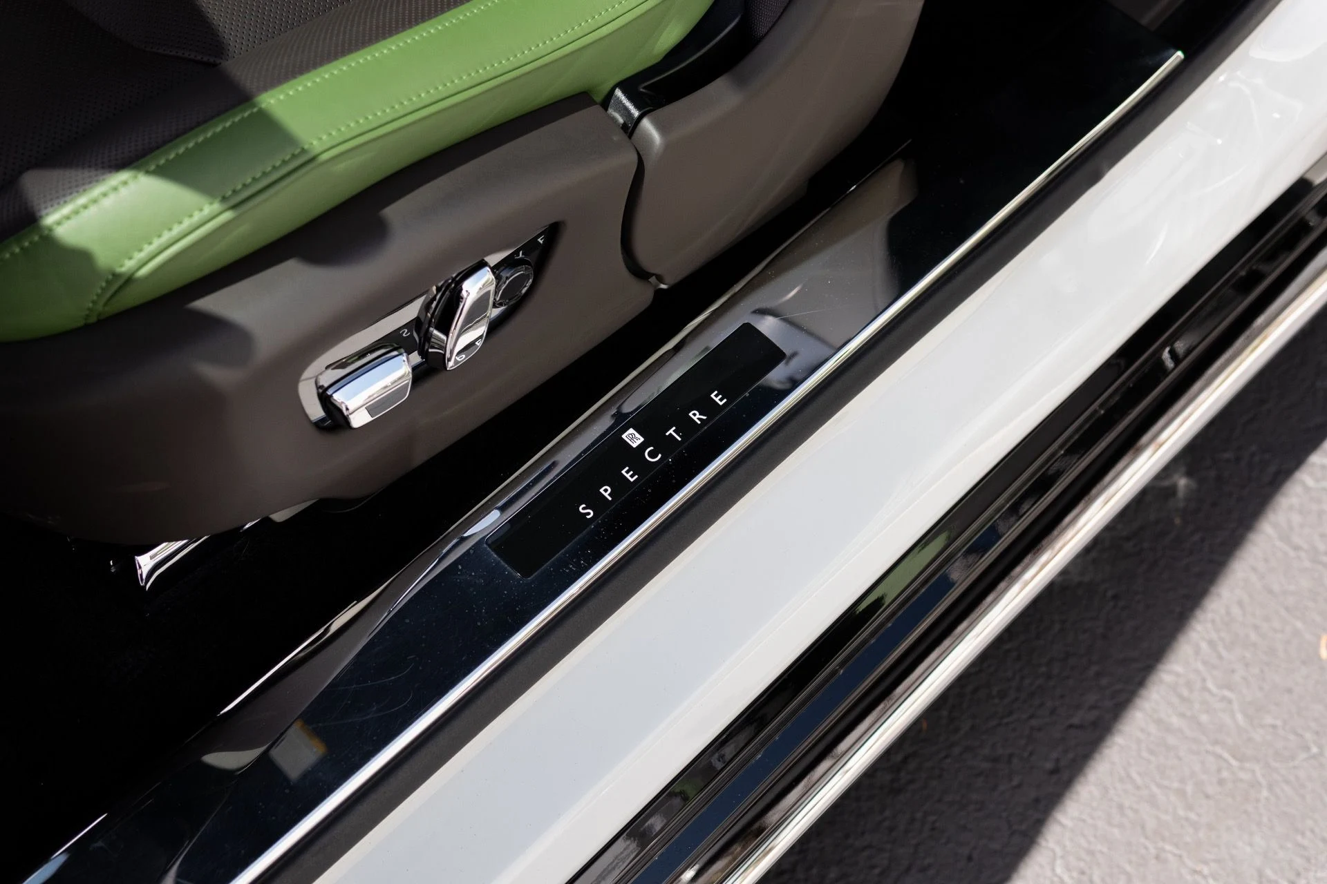mph034_292598268_Used_2024_Rolls_Royce_Spectre_1775023108_e378f51062