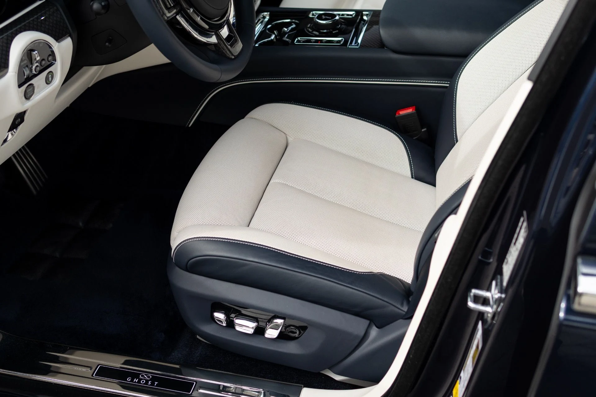 mph034_2936487628_Used_2023_Rolls_Royce_Black_Badge_Ghost_1765569637_c3b962b79a