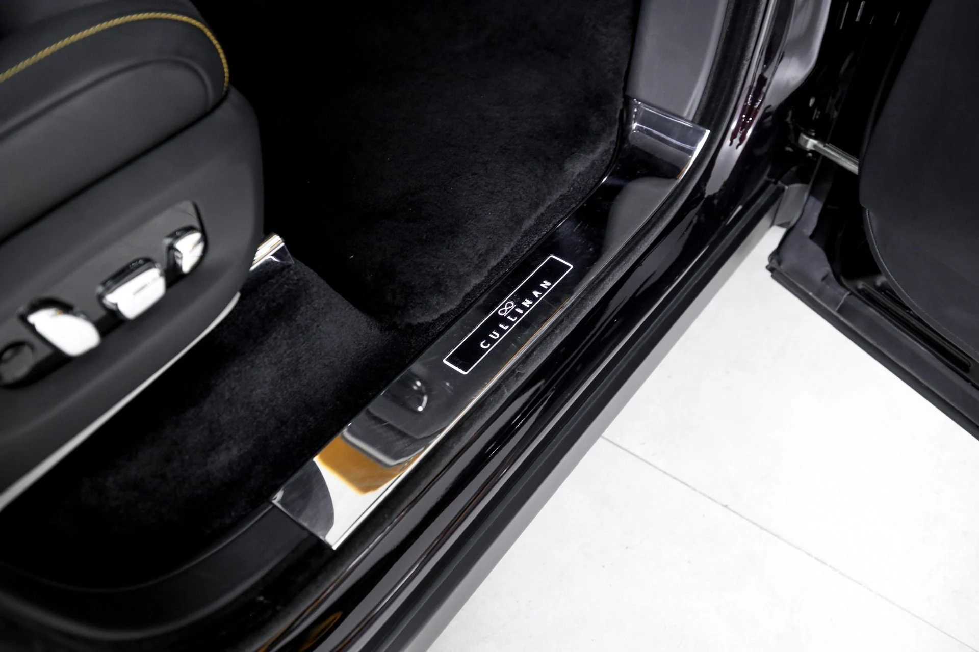 mph034_295374410_Used_2023_Rolls_Royce_Black_Badge_Cullinan_1767375090_3a0b4540db