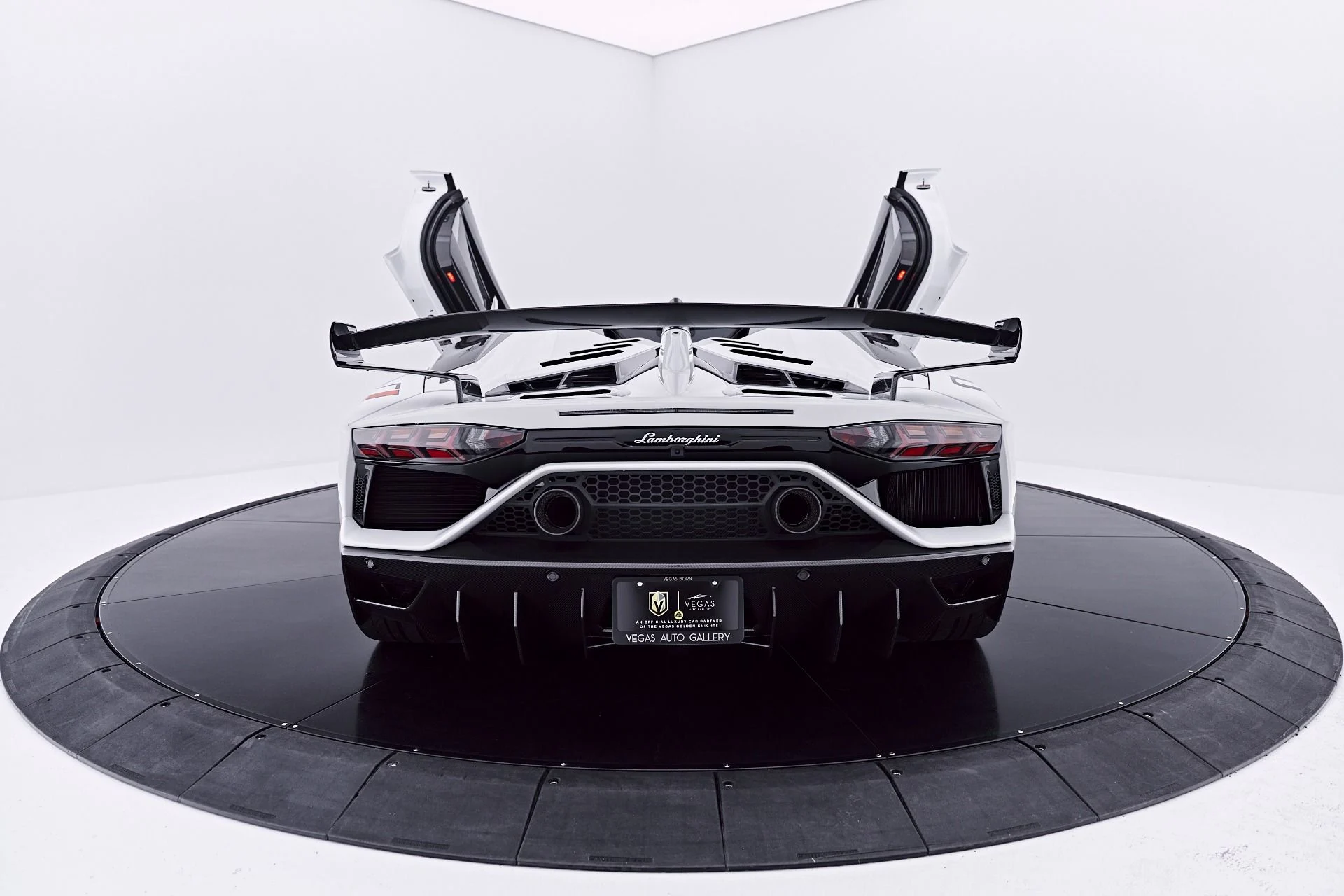 mph034_2995575499_Used_2021_Lamborghini_Aventador_SVJ_Base_1784080199_2c91b80cb3
