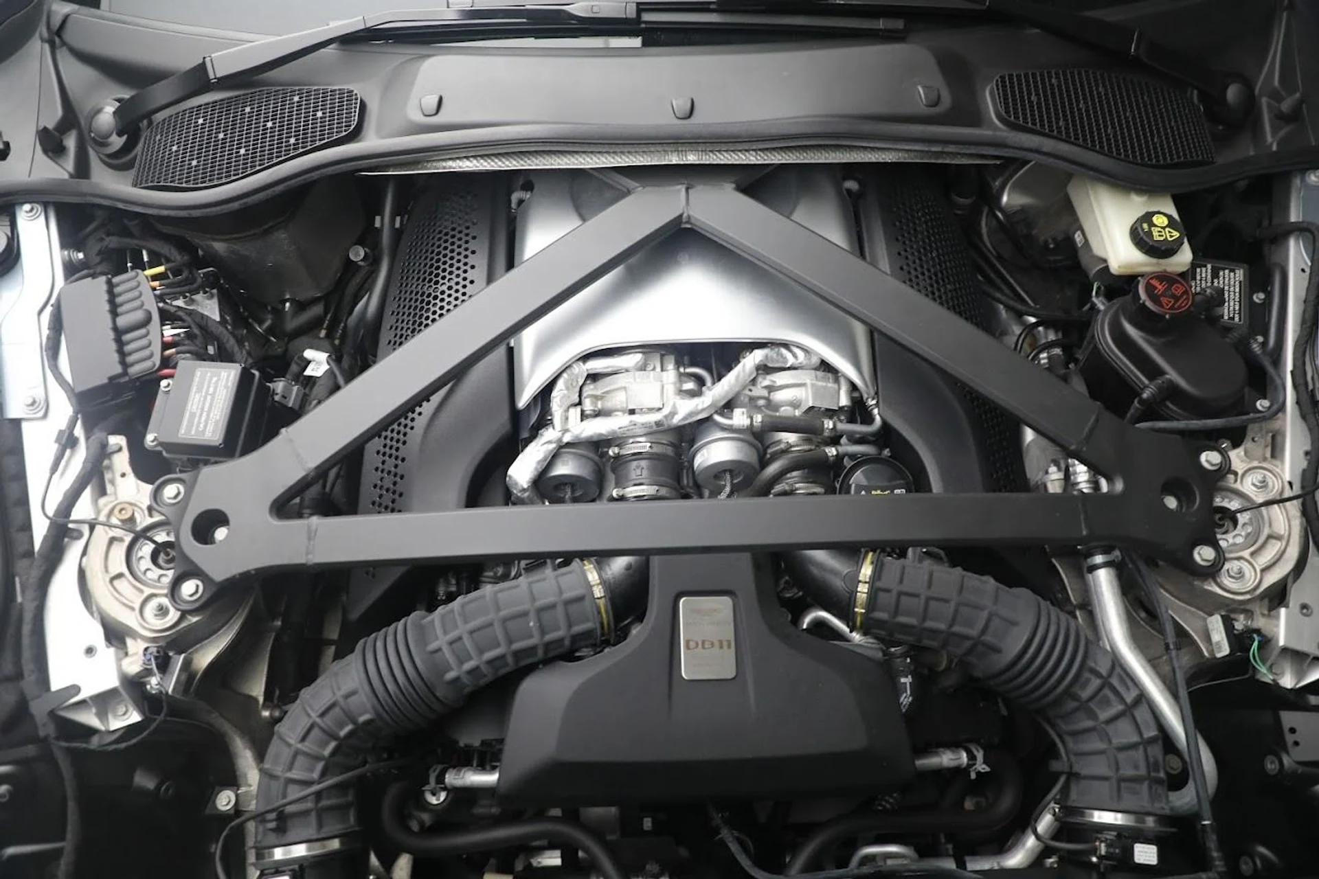 mph034_3006211551_Used_2019_Aston_Martin_DB_11_Volante_82e3bc5424