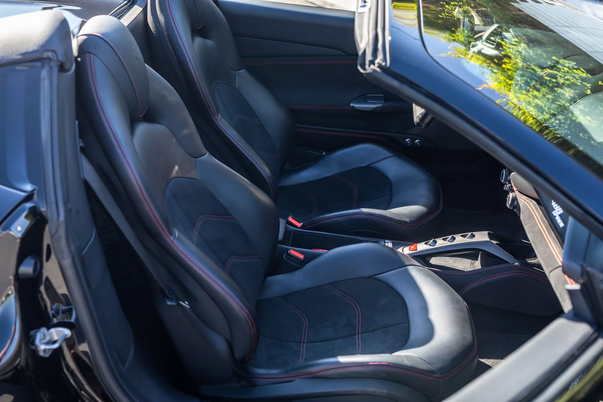 mph034_3023396339_Used_2018_Ferrari_488_Spider_1701972859_88cfb95bbf