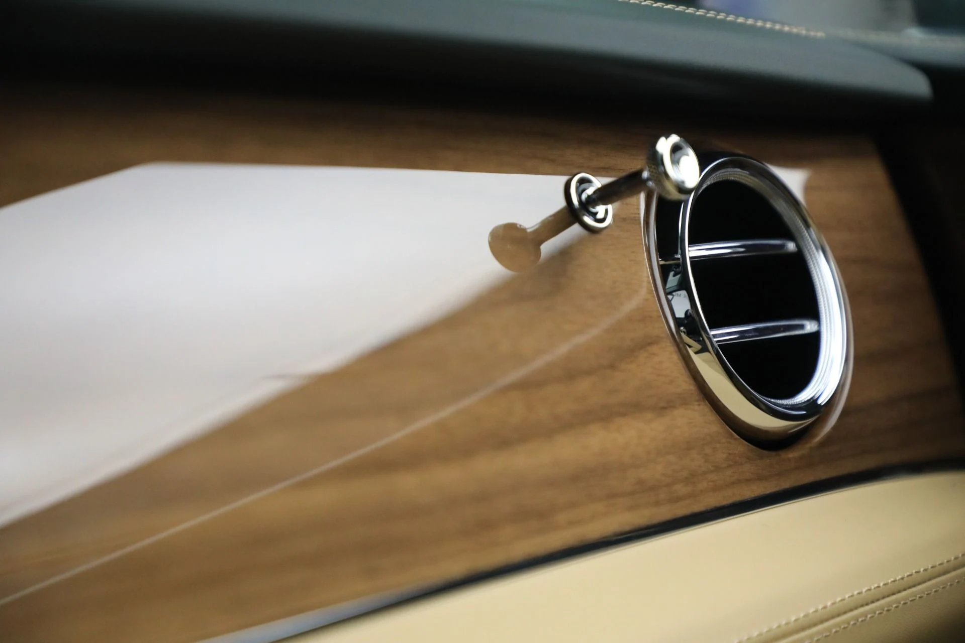 mph034_3070568913_New_2025_Bentley_Bentayga_V8_8ada0cf2b3