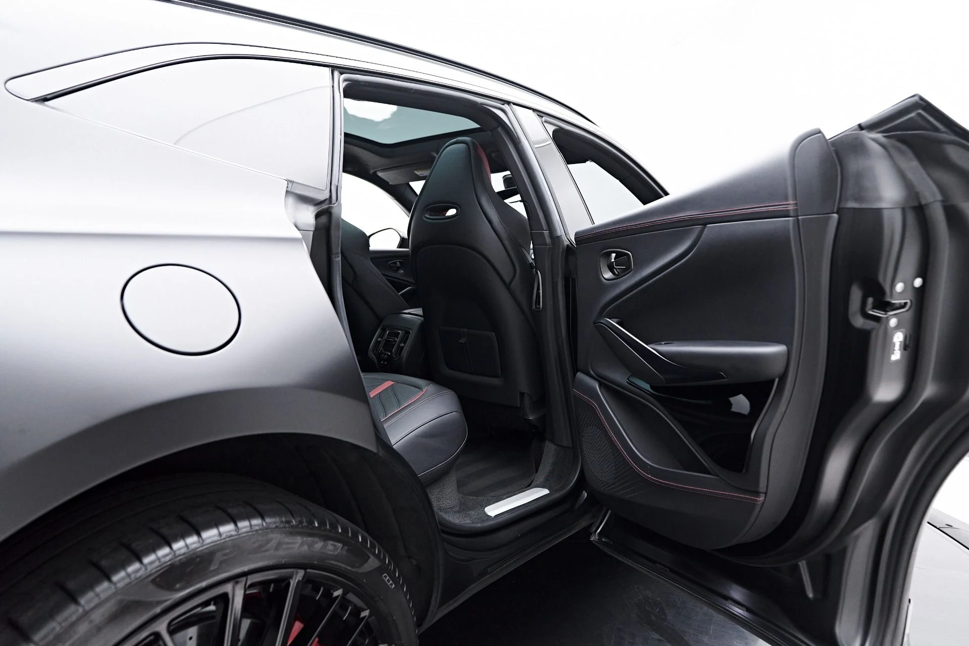 mph034_3073290092_Used_2023_Aston_Martin_DBX_707_1754786768_426a471444