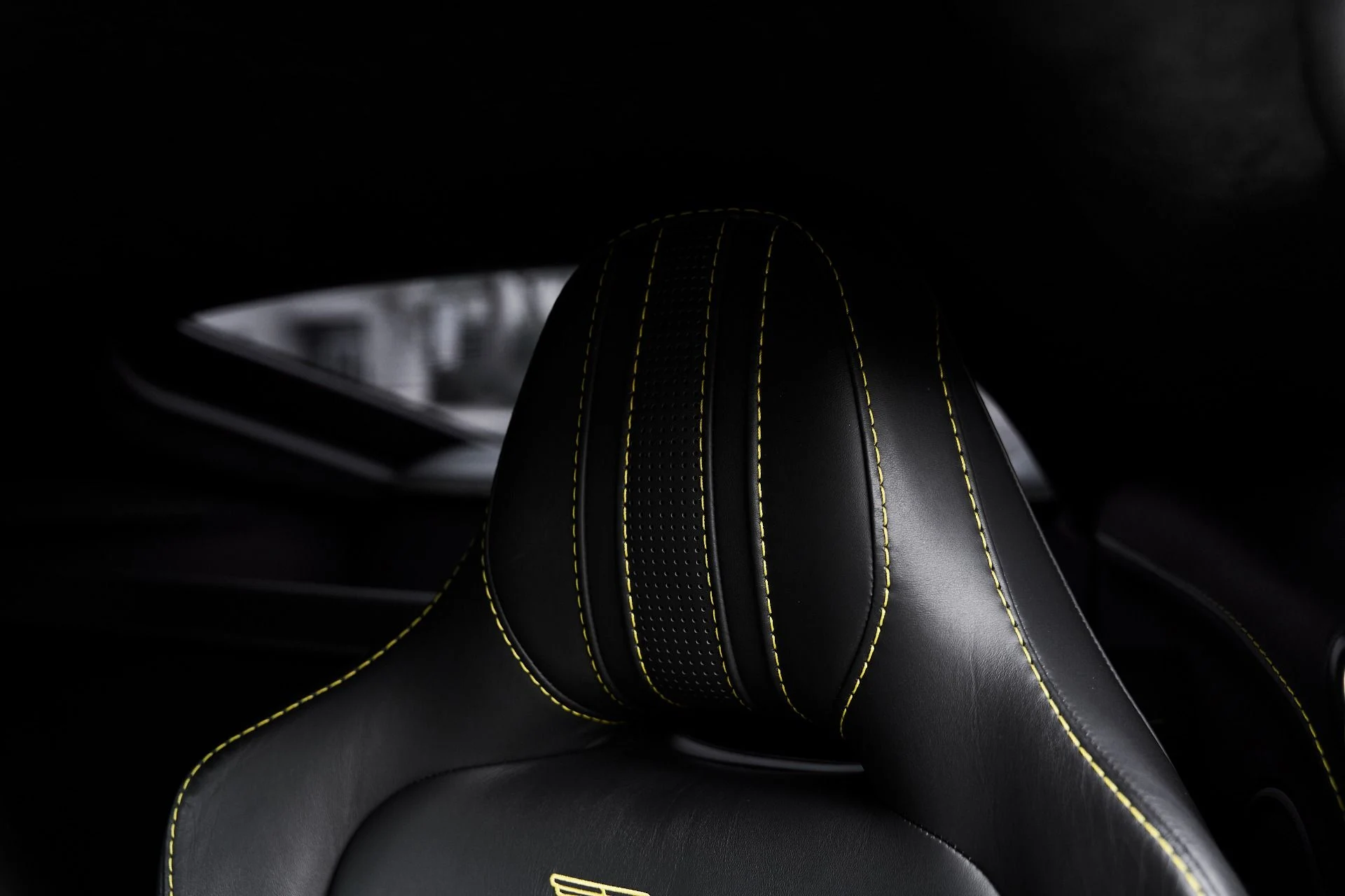 mph034_308142022_Used_2023_Aston_Martin_Vantage_1775333343_5af49506e1