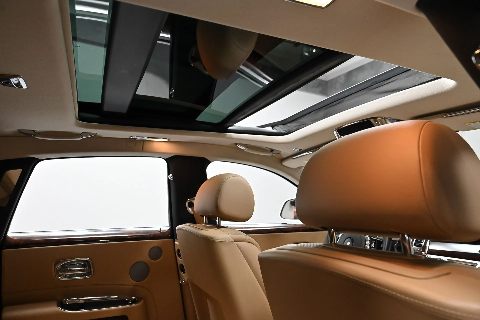 mph034_3106644419_Used_2017_Rolls_Royce_Ghost_1749695060_75ed54a14d