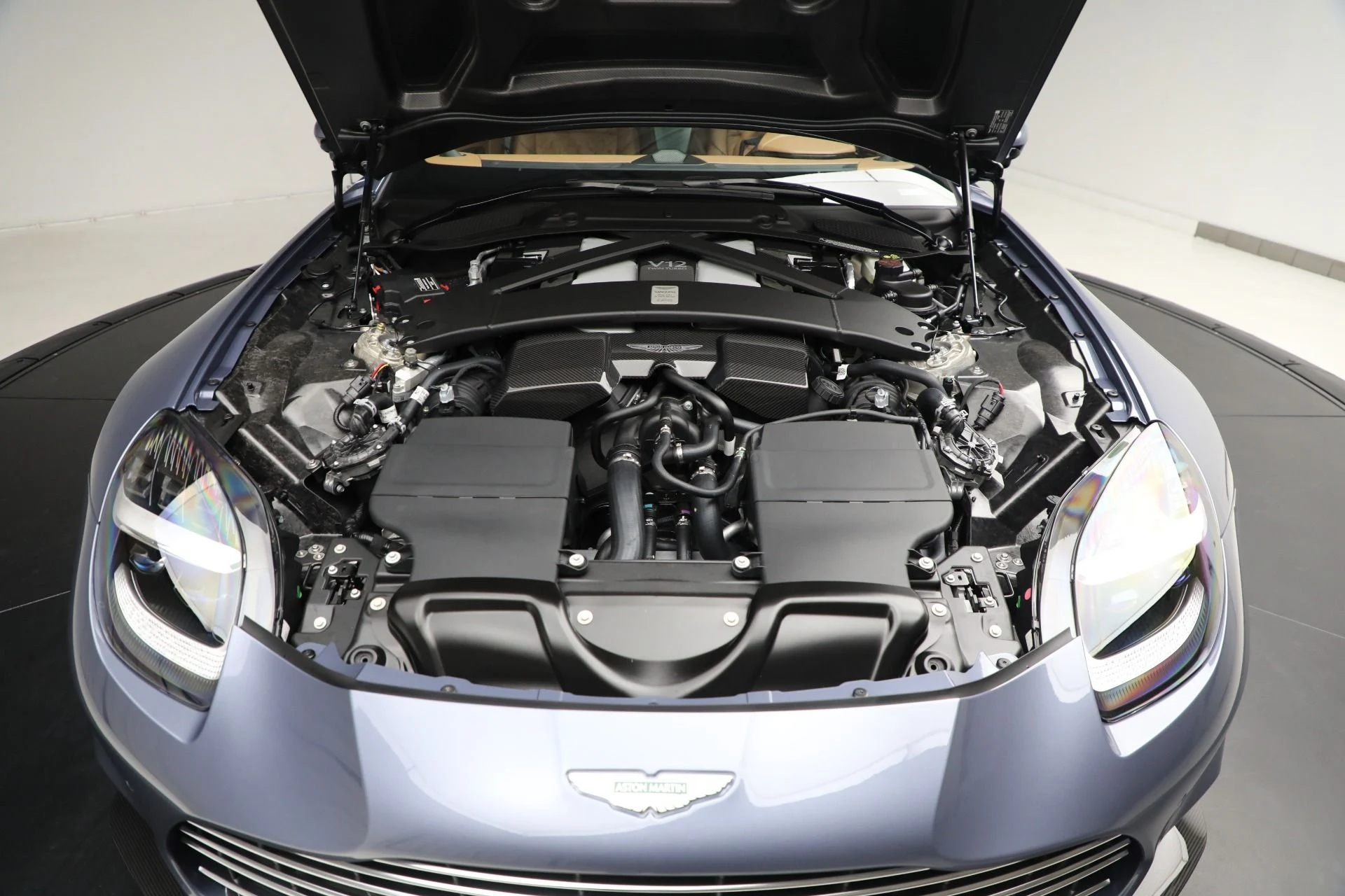 mph034_3111717409_New_2025_Aston_Martin_Vanquish_1738262610_a1be7ff9d0
