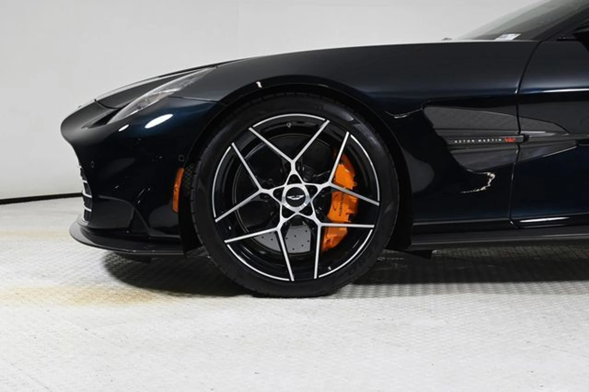 mph034_3152242093_new_2025_aston_martin_vanquish_coupe_11350_22854857_34_640_eb63772f6f