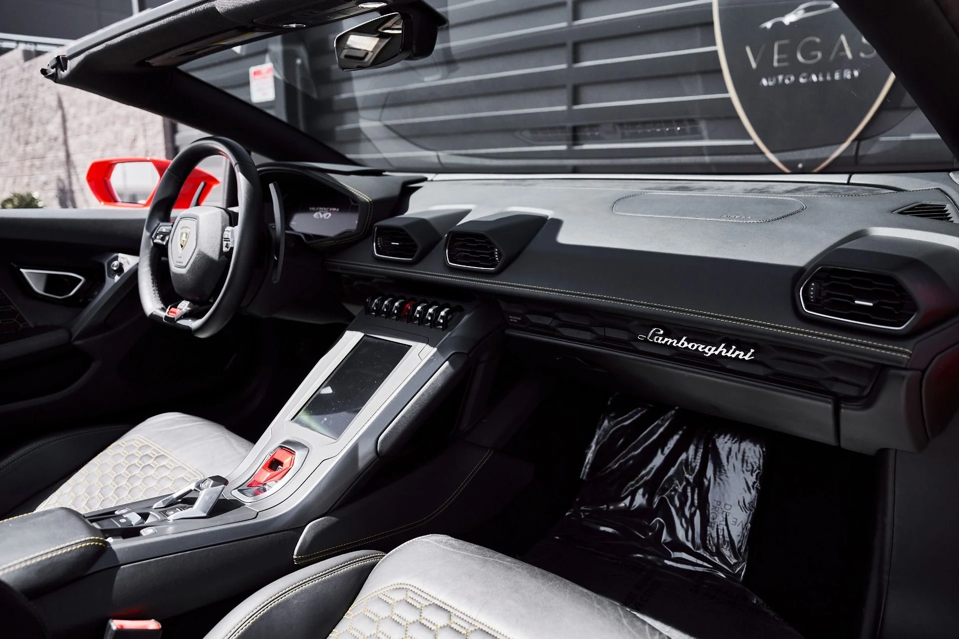 mph034_3171742442_Used_2023_Lamborghini_Huracan_EVO_Base_1776733428_f25d34b9ff