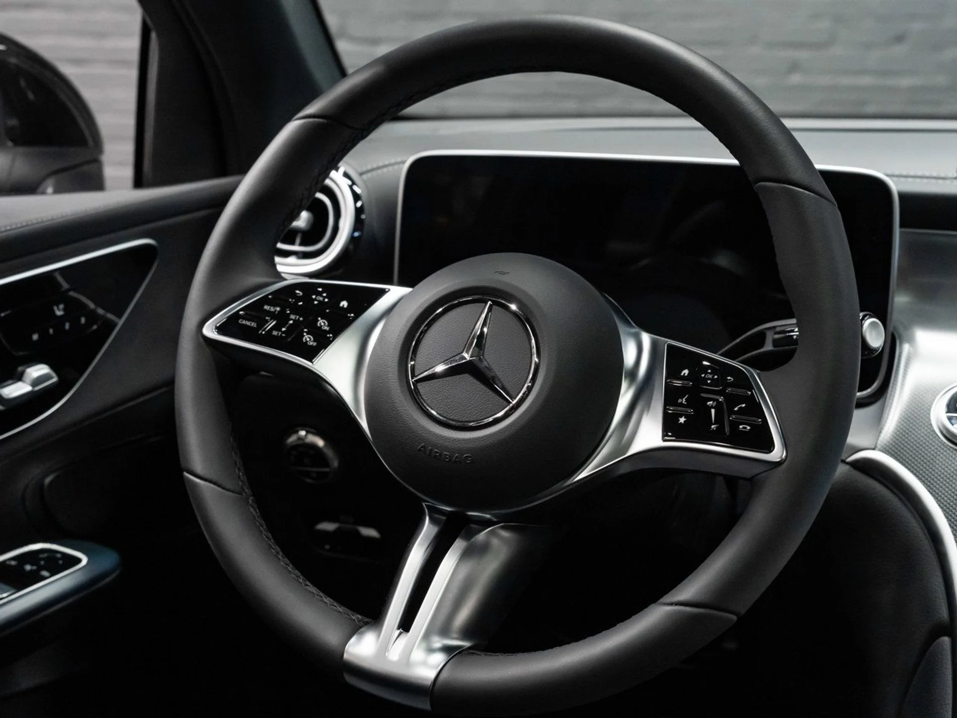 mph034_3188529172_mercedes_benz_glc_2025_559aded1ee