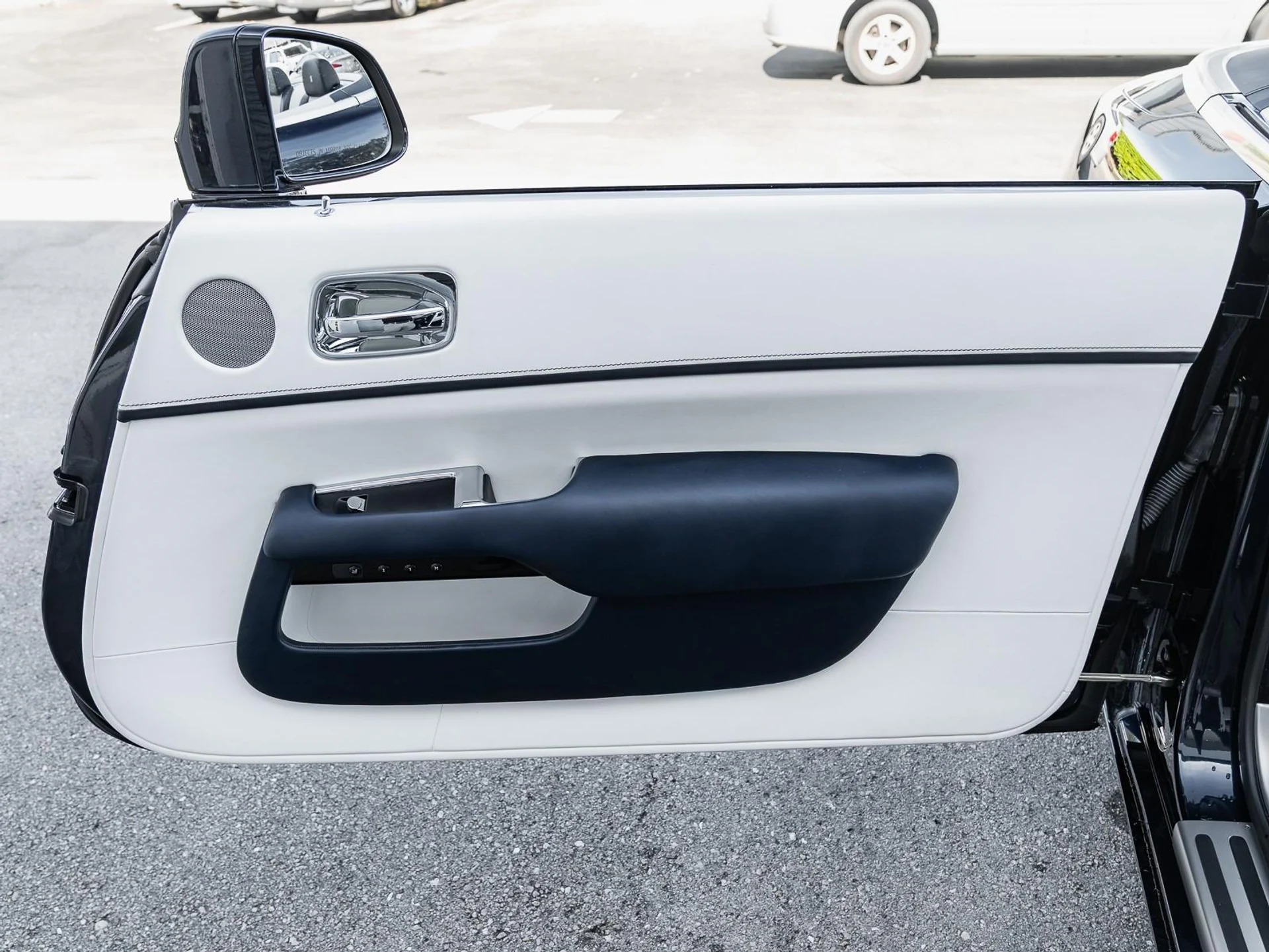 mph034_3211847512_Used_2018_Rolls_Royce_Dawn_Convertible_1764360450_1910f1a156