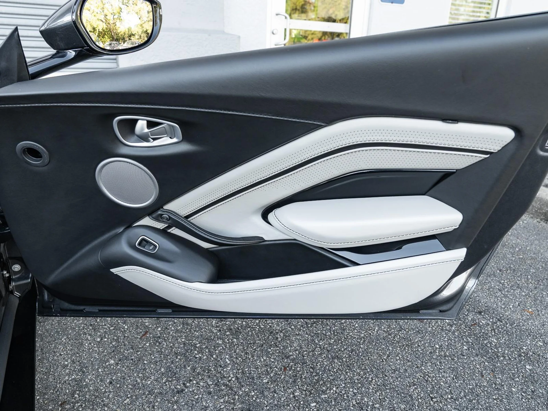 mph034_3220620248_Used_2021_Aston_Martin_Vantage_Roadster_1767733776_10deb596e7