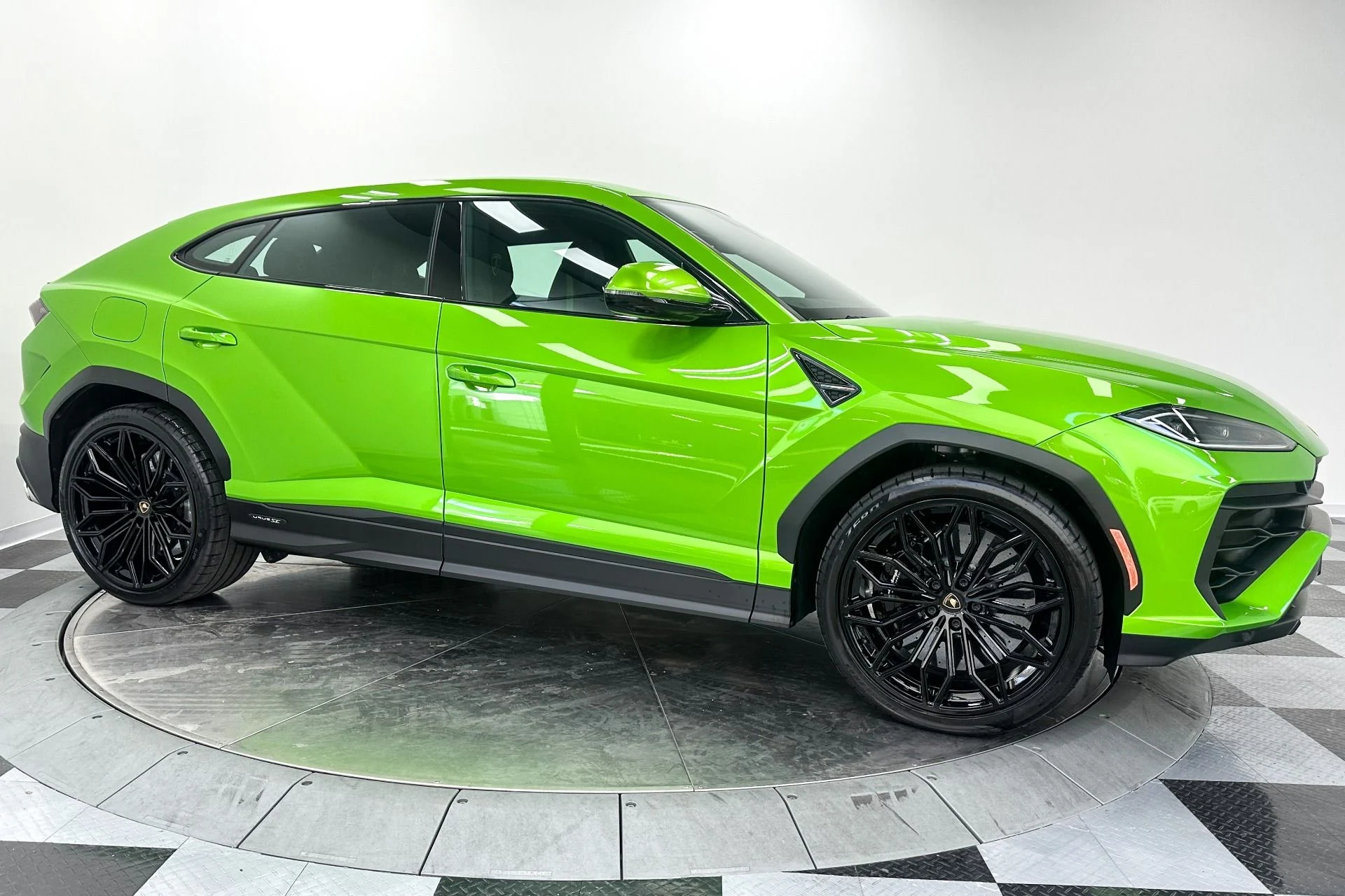 mph034_322742587_Used_2025_Lamborghini_Urus_SE_Bicolor_Sportive_Interior_870_Miles_789_Horsepower_1772047761_d240ea5bd8