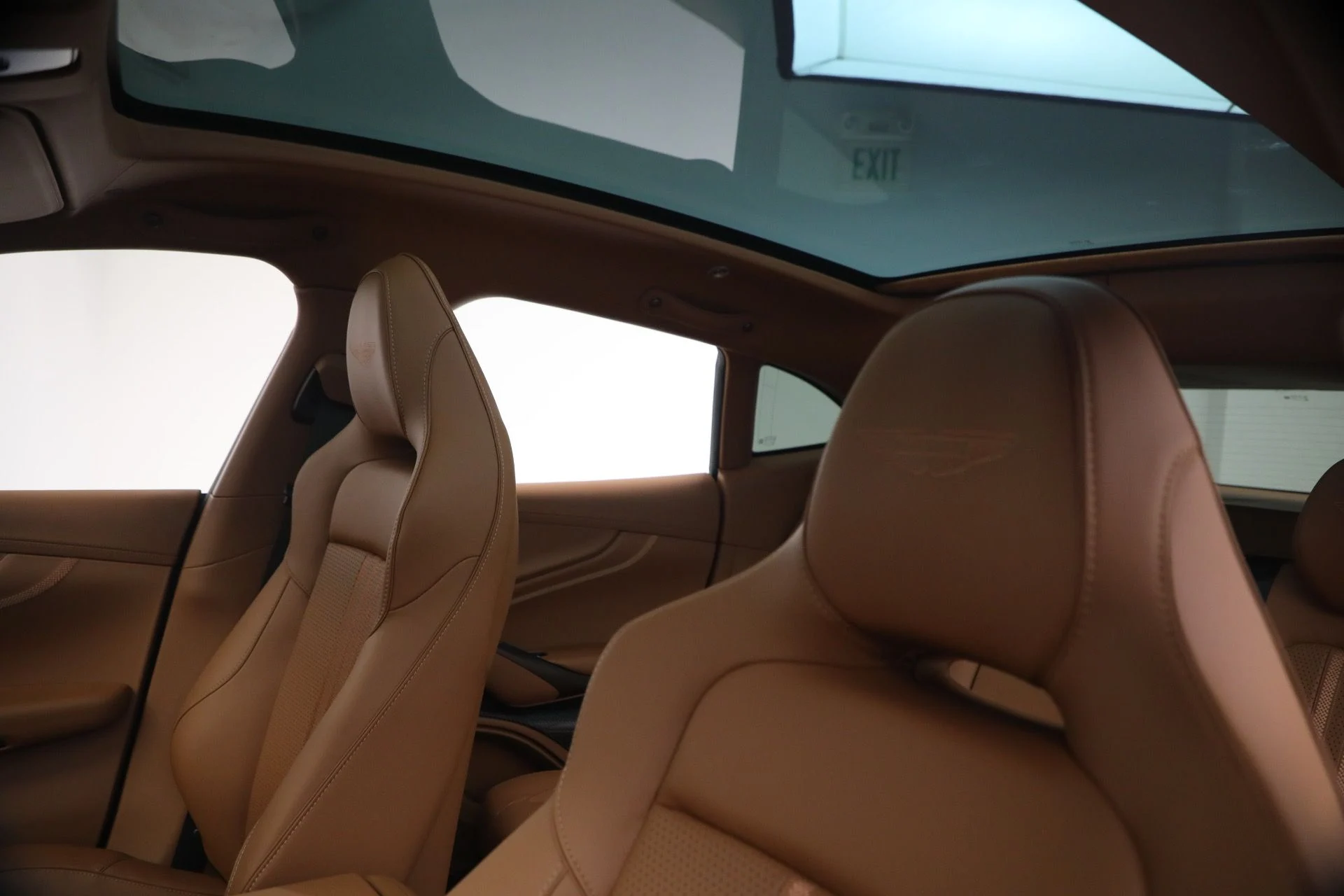 mph034_3341992200_New_2026_Aston_Martin_DBX_707_1767991898_81fd2a3e3b