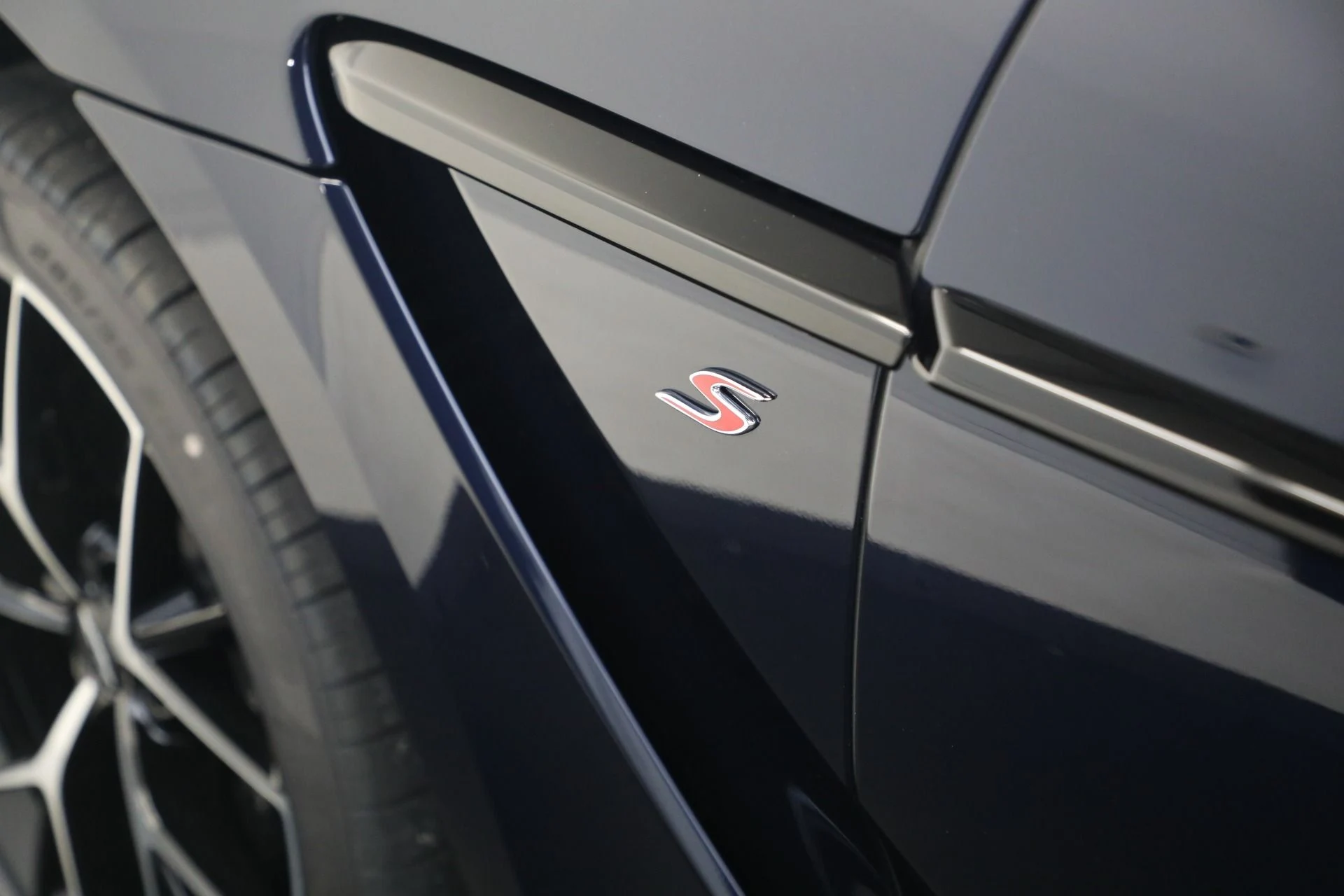 mph034_3409571212_New_2026_Aston_Martin_DBX_S_1792514650_f234845423