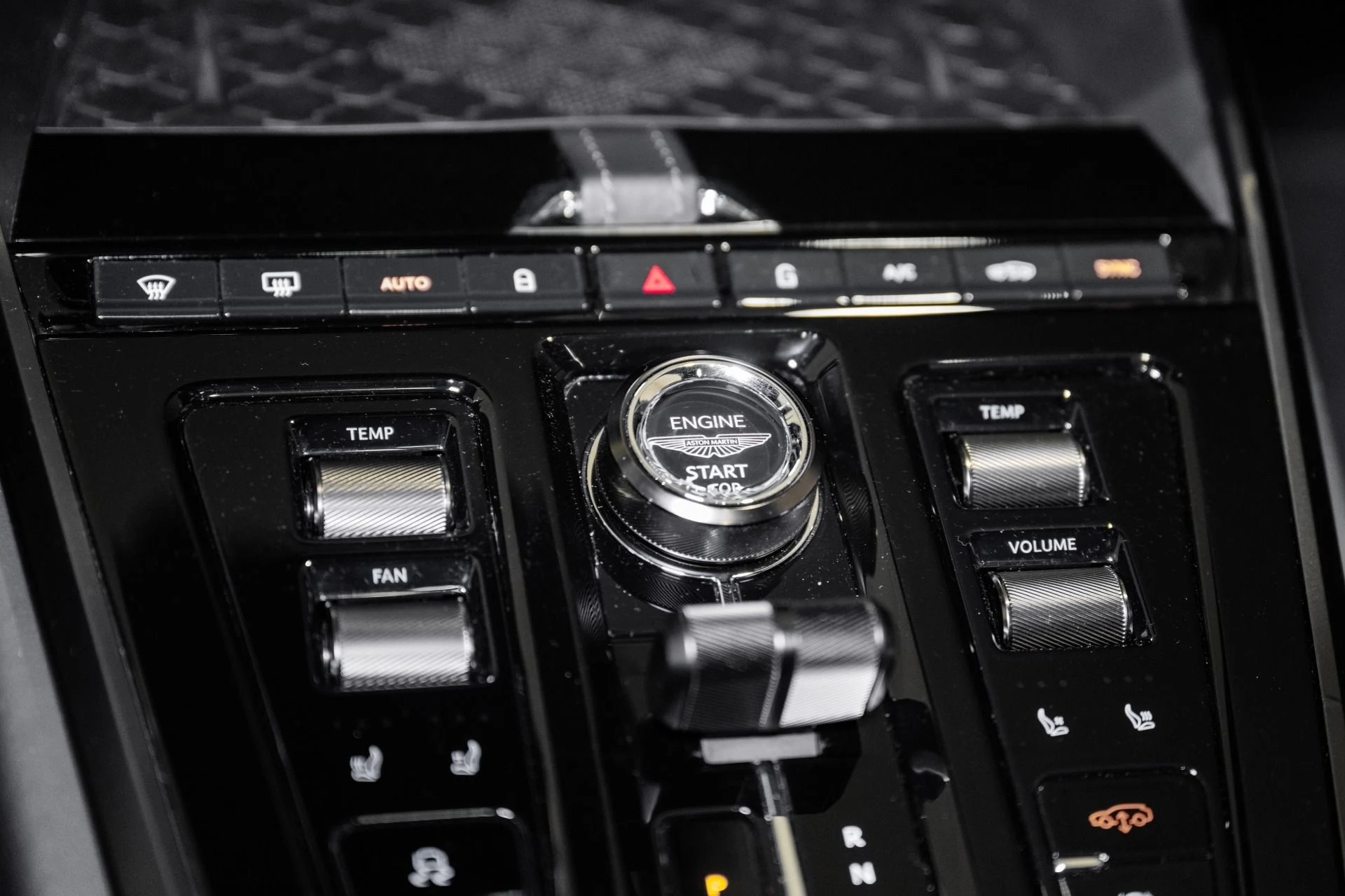 mph034_3411669393_Used_2025_Aston_Martin_DBX_707_1768581012_2d06d4d810