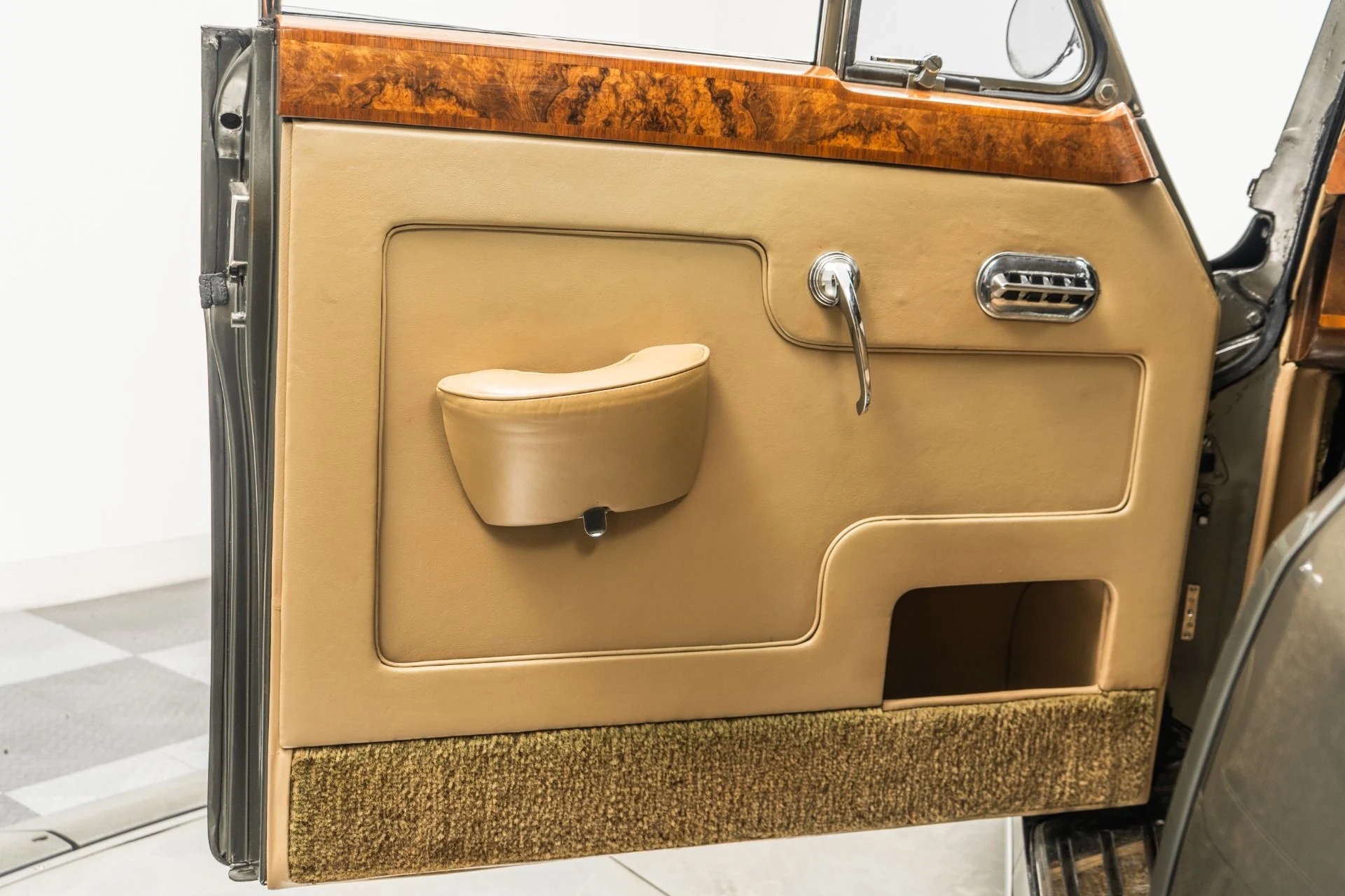 mph034_3416374311_Used_1960_Rolls_Royce_Silver_Cloud_II_Old_World_Luxury_Hand_Built_Craftsmanship_1757511500_8f6214595d