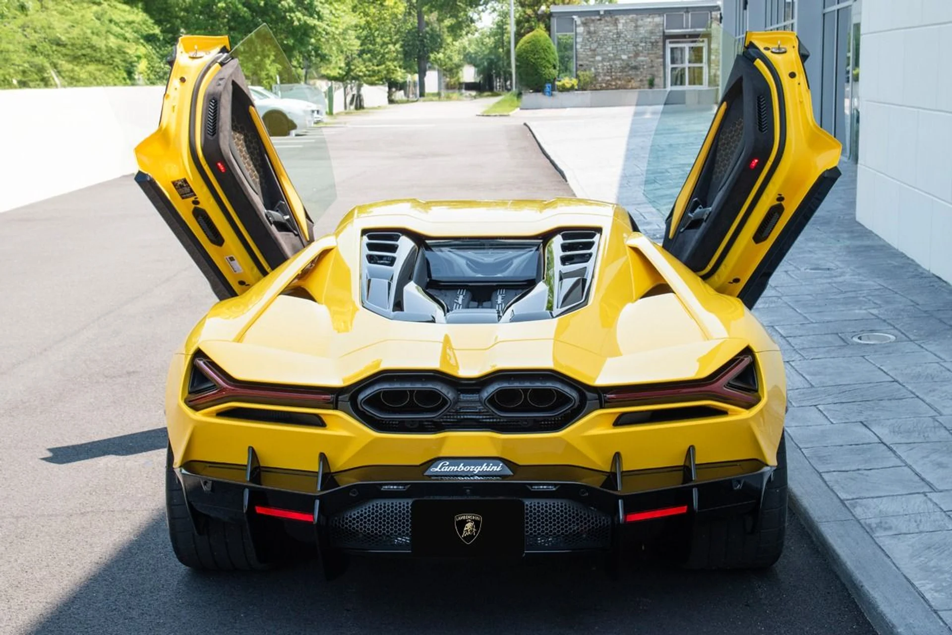 mph034_3490348180_Used_2024_Lamborghini_Revuelto_1740383899_cf572da6d3
