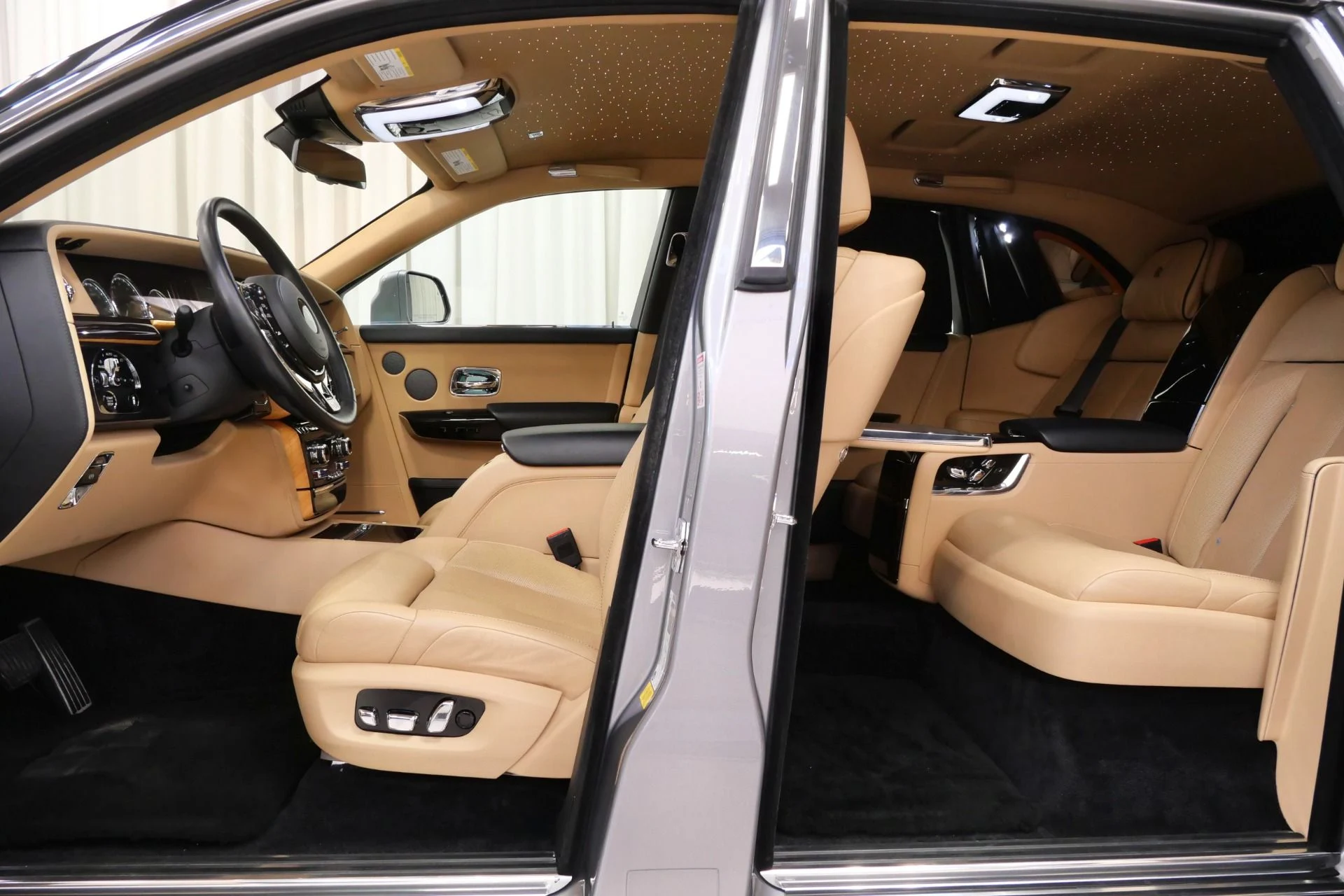 mph034_352758929_Used_2020_Rolls_Royce_Phantom_1760120905_8bfeddb68a