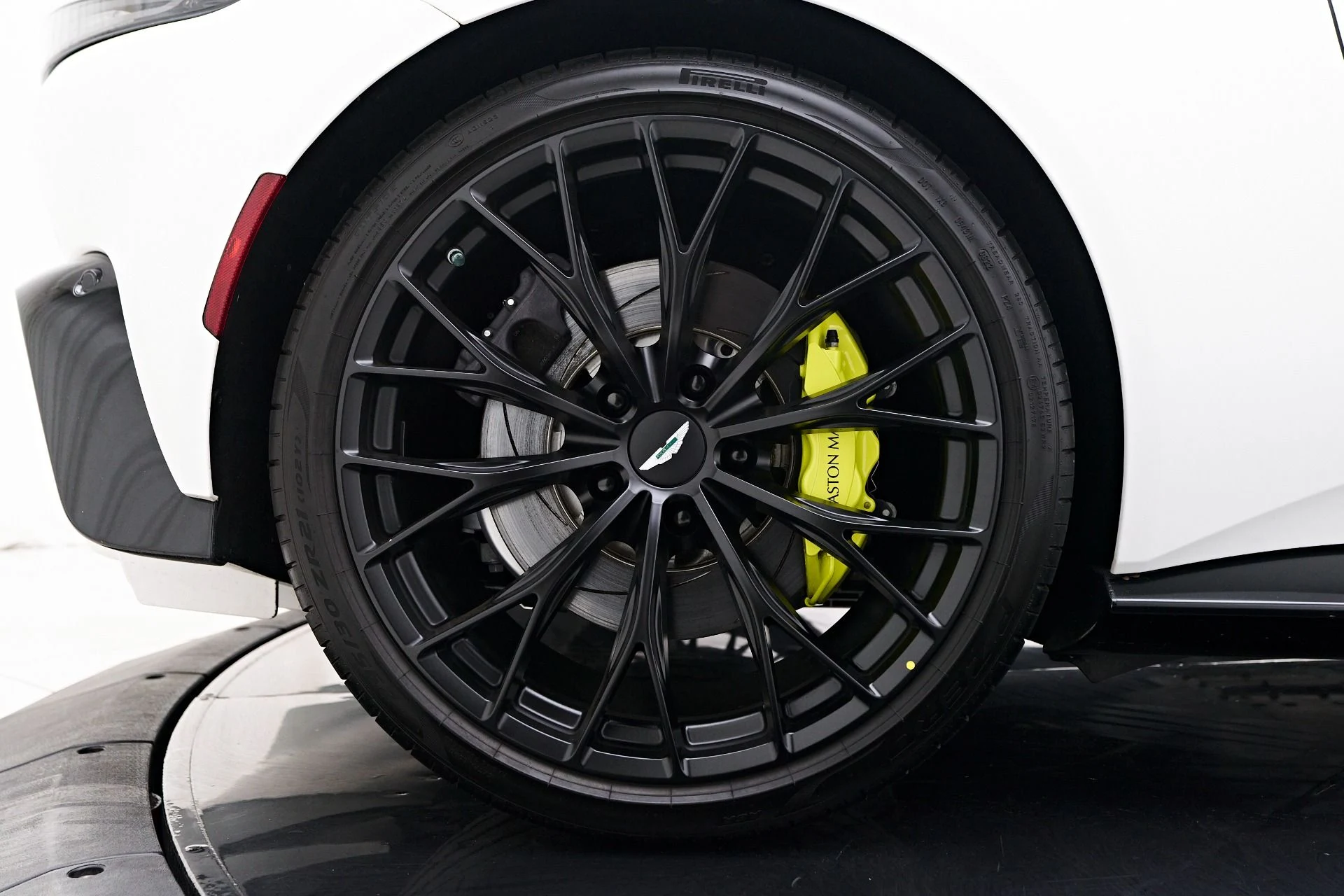 mph034_3539252070_Used_2023_Aston_Martin_Vantage_F1_Edition_1754013179_6ffc4264e7