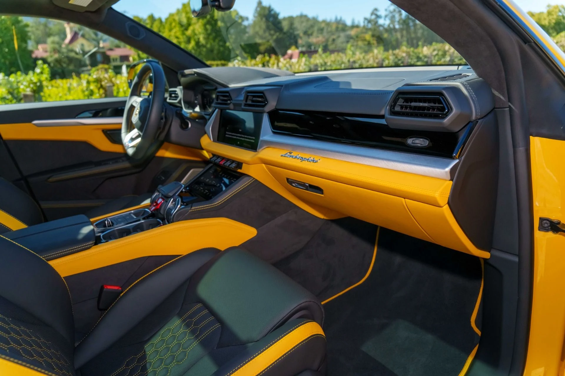 mph034_3587377648_Used_2025_Lamborghini_Urus_SE_1759793243_b409e7811e