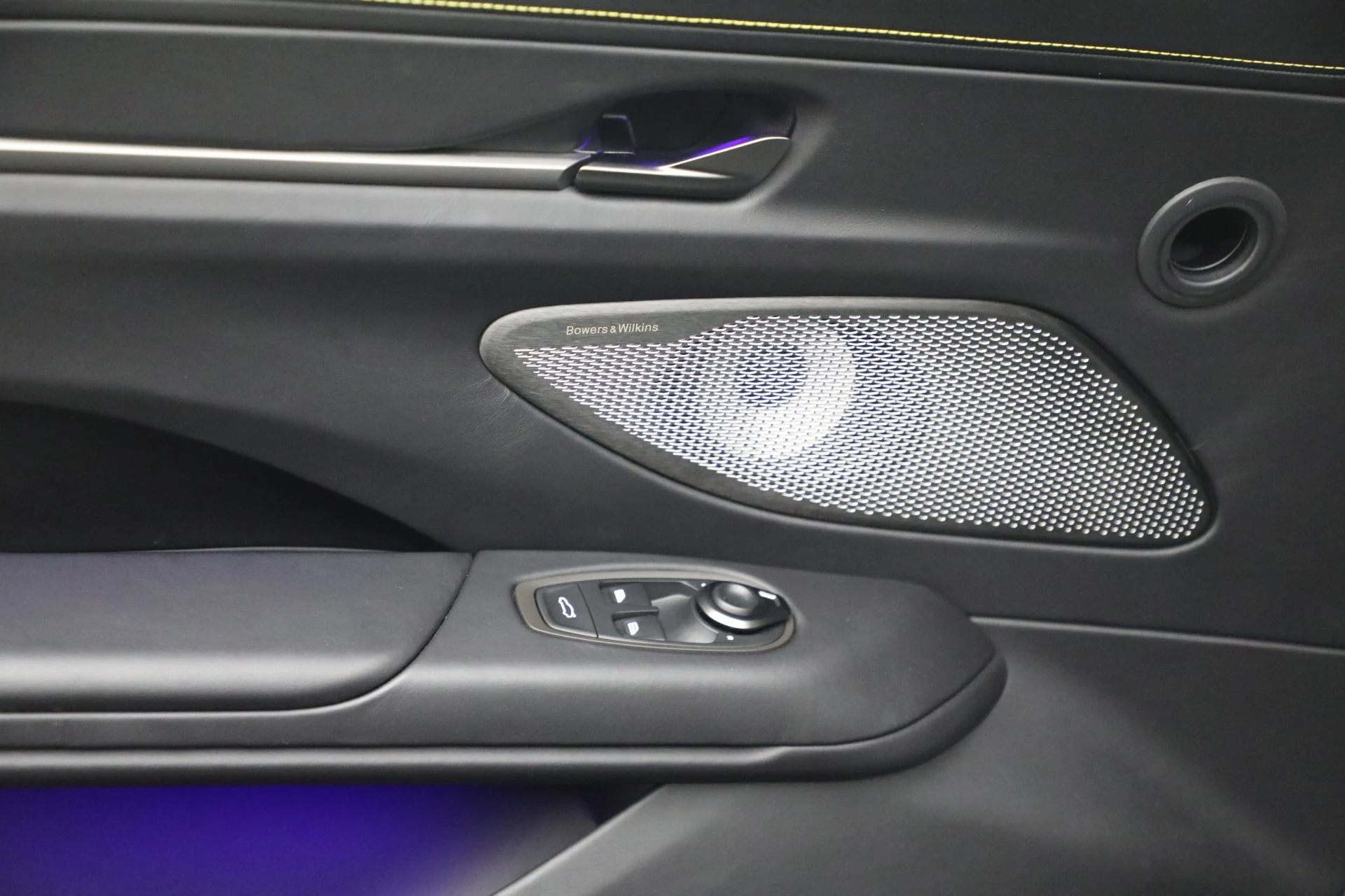 mph034_3610849813_New_2026_Aston_Martin_Vantage_Roadster_1790027458_40962a2a3a