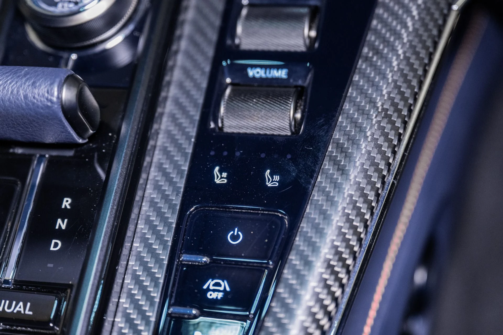 mph034_3666885179_Used_2025_Aston_Martin_Vantage_1754335114_06d4707ade