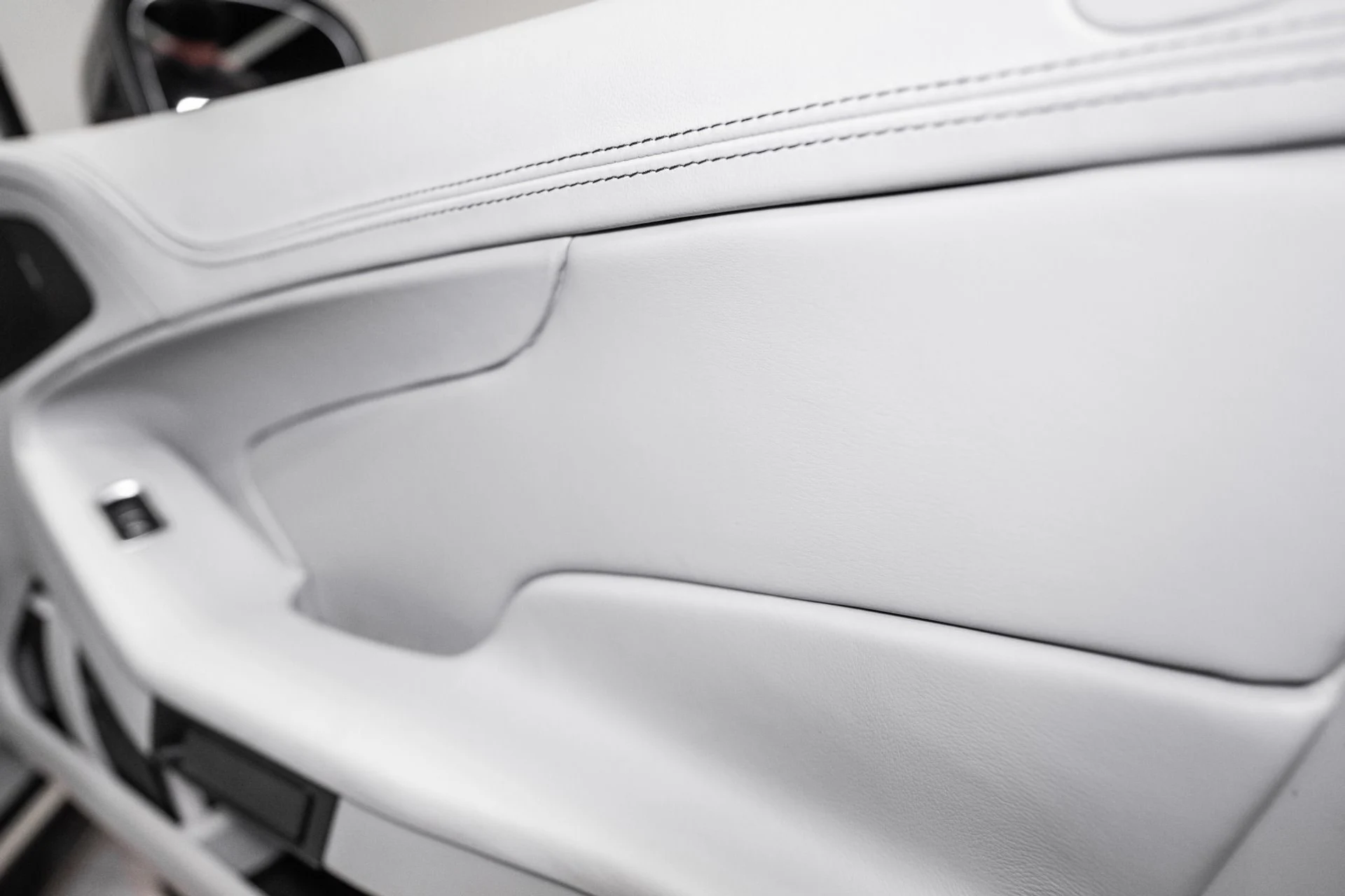 mph034_3784517030_Used_2016_Aston_Martin_Vanquish_V12_1770132200_923f1f0a2c