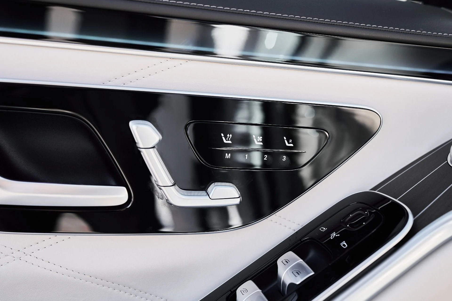 mph034_3794359470_Used_2025_Mercedes_Benz_S_Class_Maybach_S_680_1761611092_420e74a34d