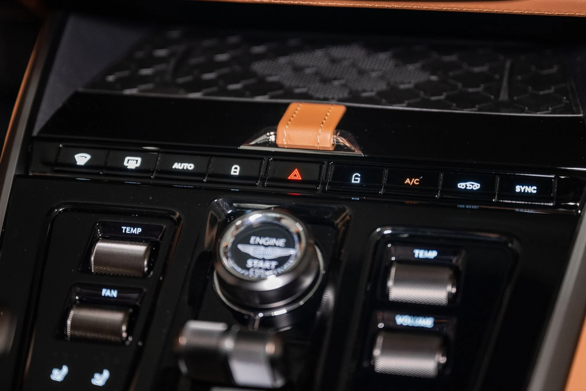 mph034_382554554_New_2026_Aston_Martin_DBX_707_1765214112_773e90976a