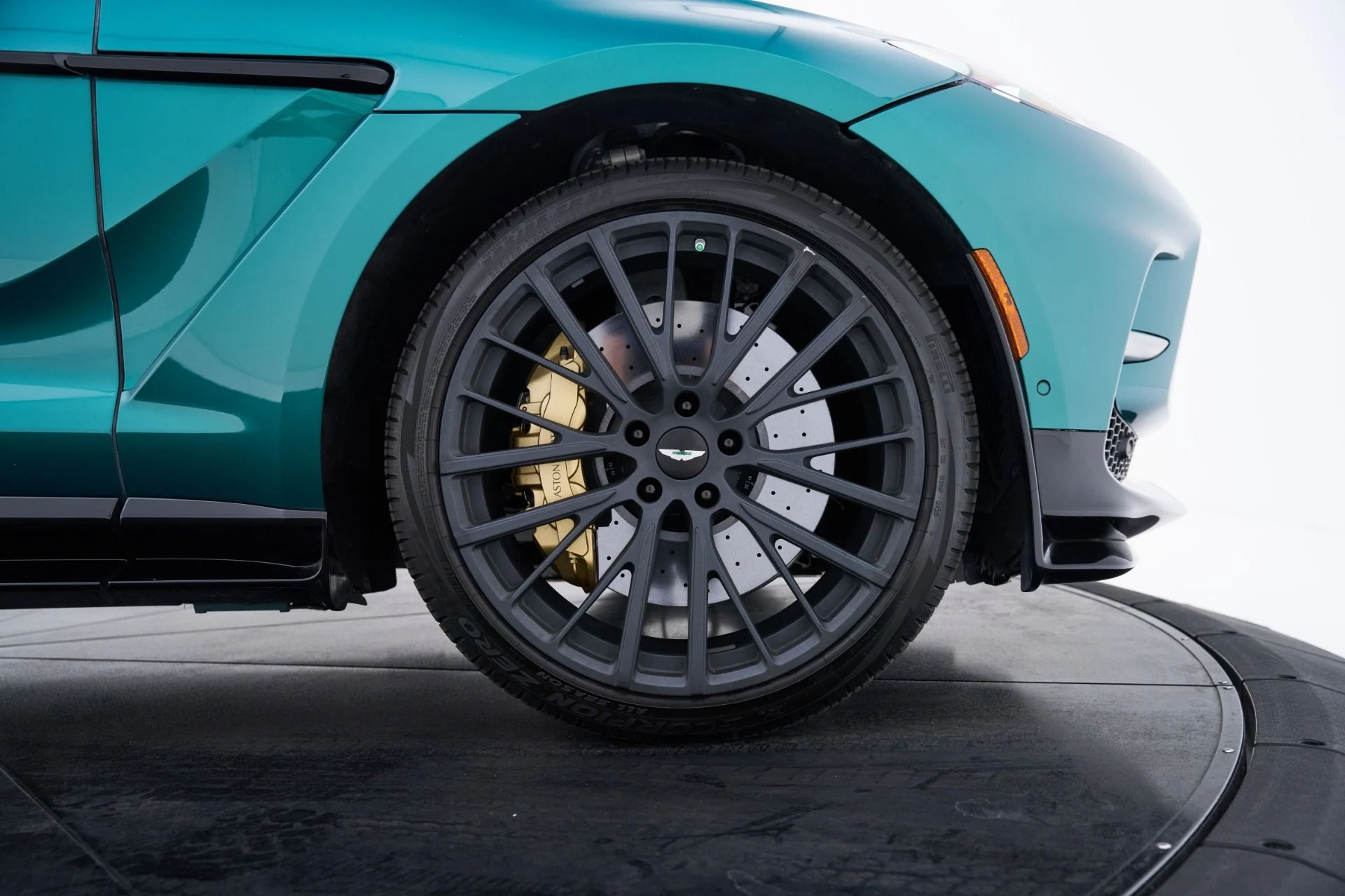 mph034_3829099693_Used_2024_Aston_Martin_DBX_707_1793218303_46531a35a5
