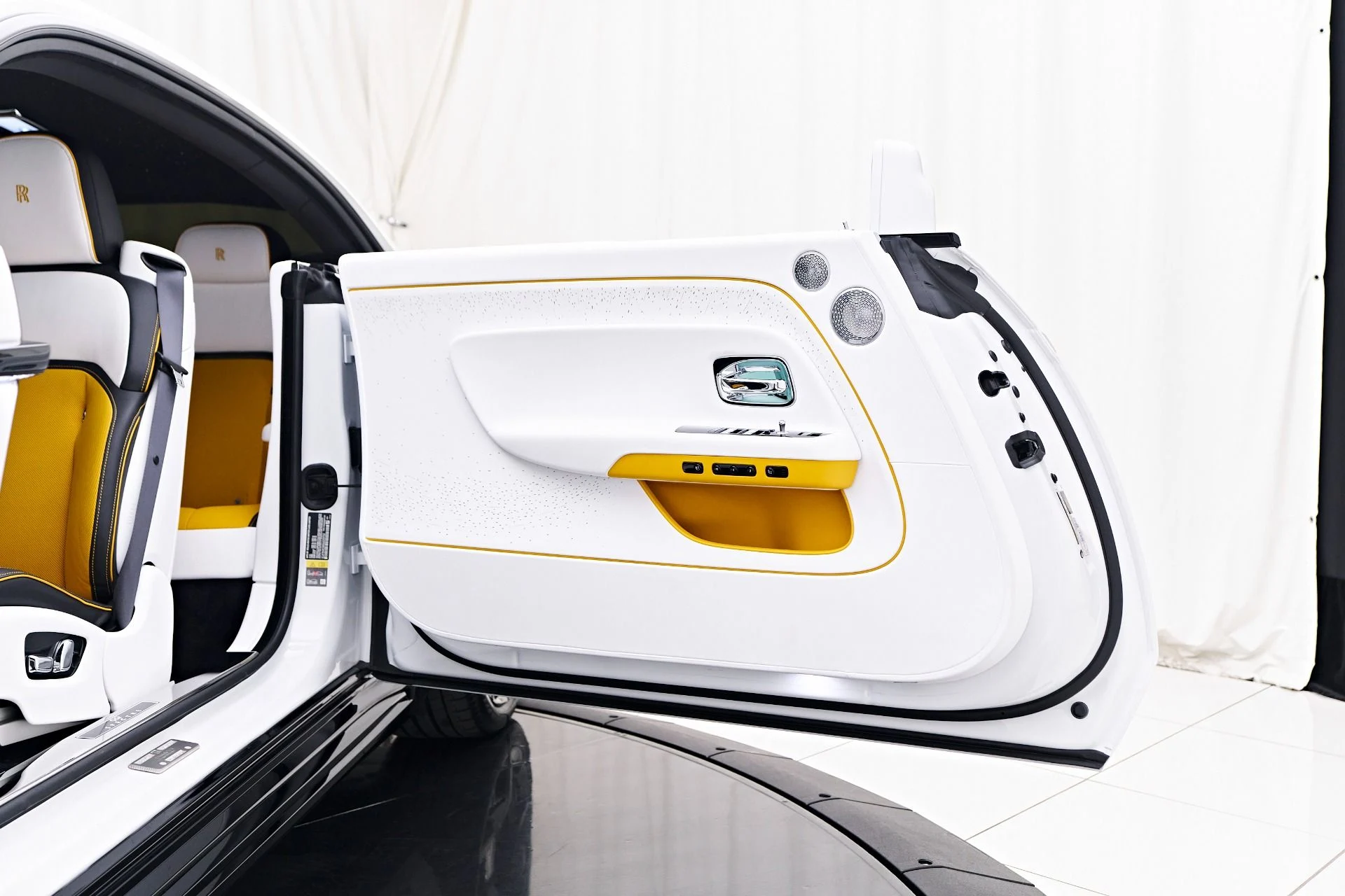 mph034_3849929441_Used_2025_Rolls_Royce_Spectre_Base_1753213338_6fc946f325