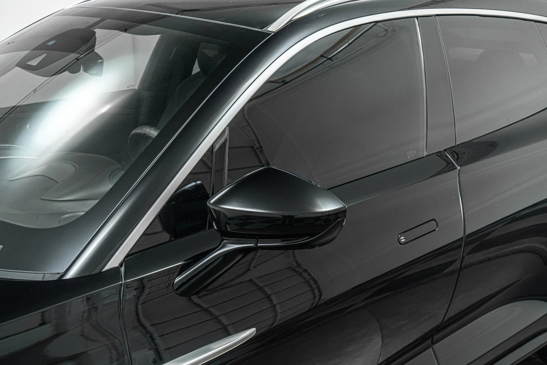 mph034_3863886976_Used_2021_Aston_Martin_DBX_Indulgence_Pack_Panoramic_Roof_1779371963_4b1cb5d453