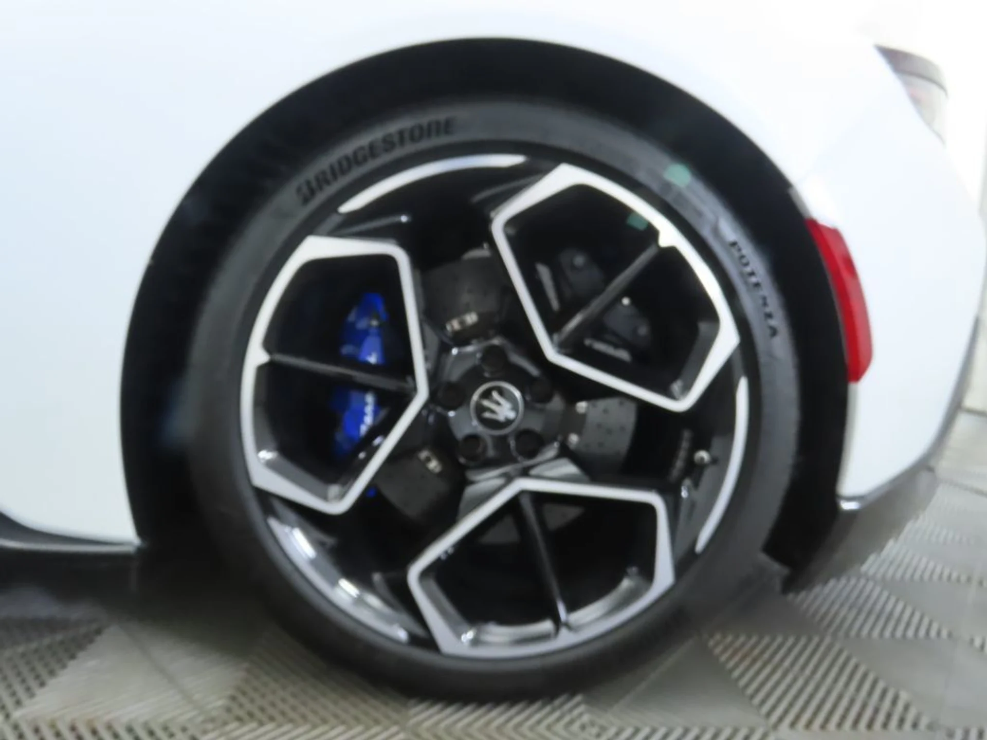 mph034_3871139335_used_2023_maserati_mc20_cieloconvertible_8119_22982884_35_1024_65a0a7862a