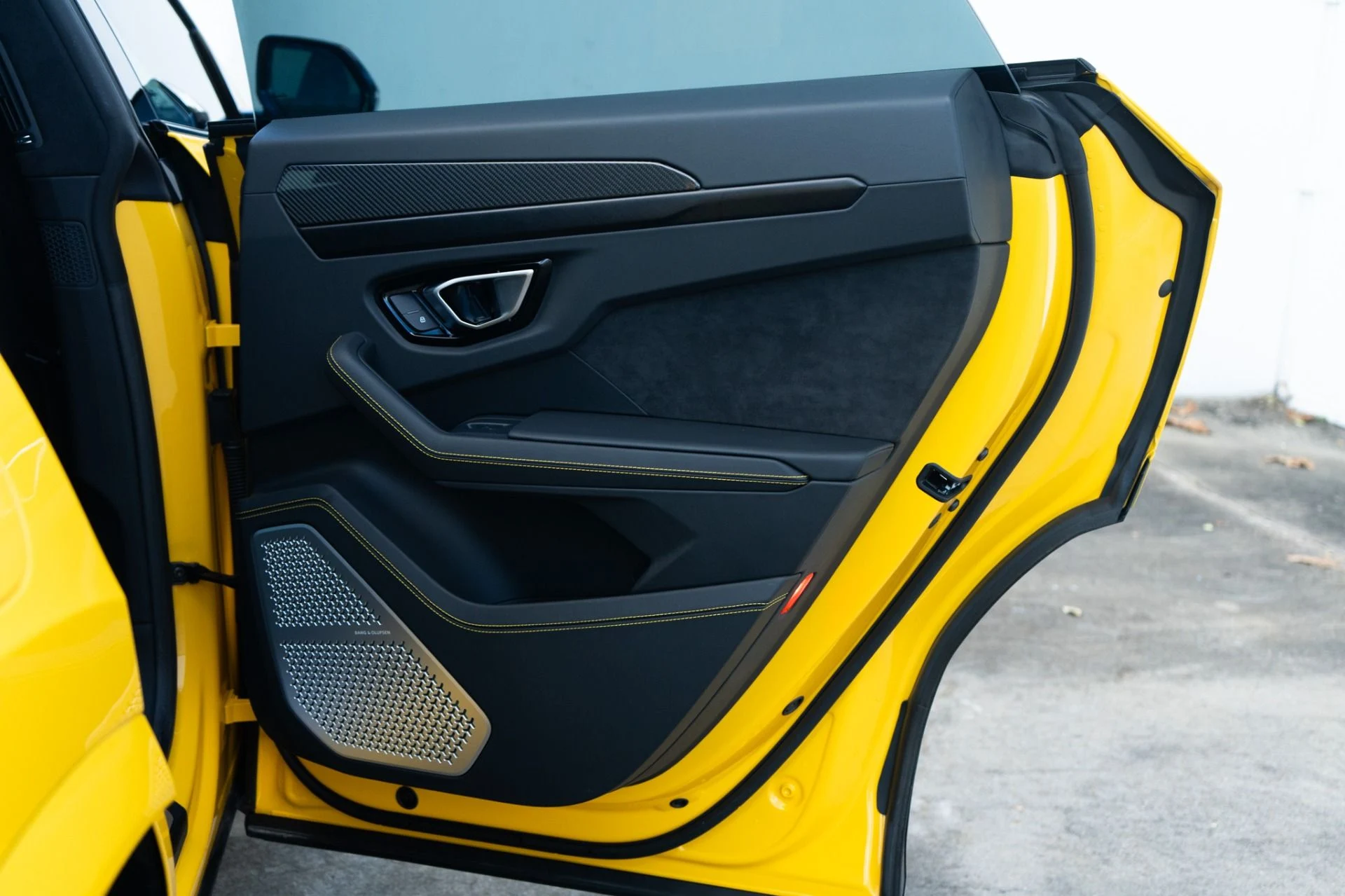 mph034_3881805026_Used_2021_Lamborghini_Urus_1770744627_ad8b669958