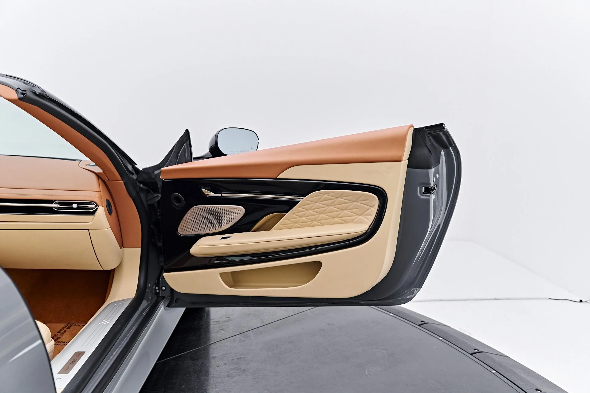 mph034_3893430321_Used_2025_Aston_Martin_DB_12_Volante_1791997250_0c1b385f85