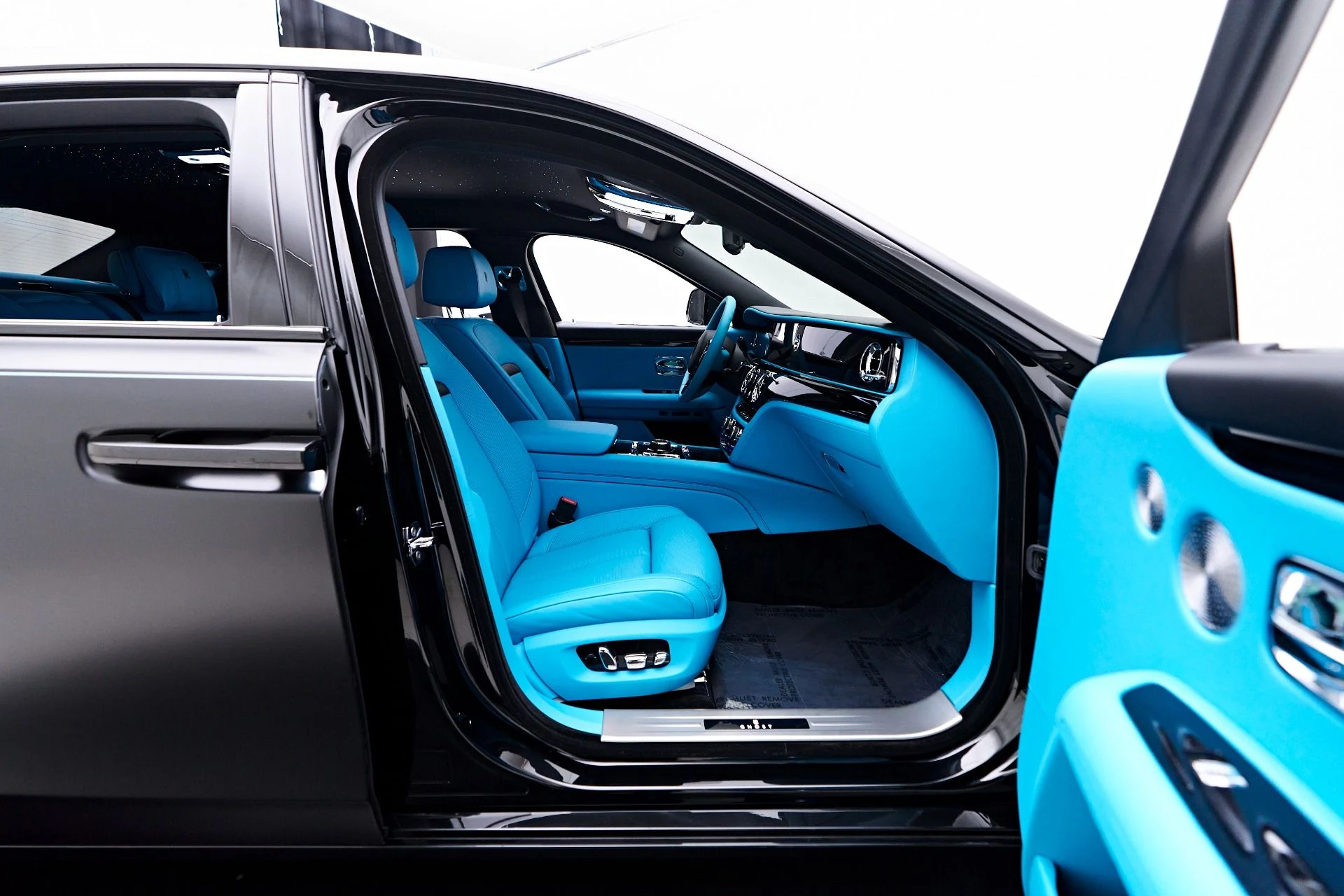 mph034_3911893973_Used_2024_Rolls_Royce_Ghost_Base_1755131984_7a1edafbf1