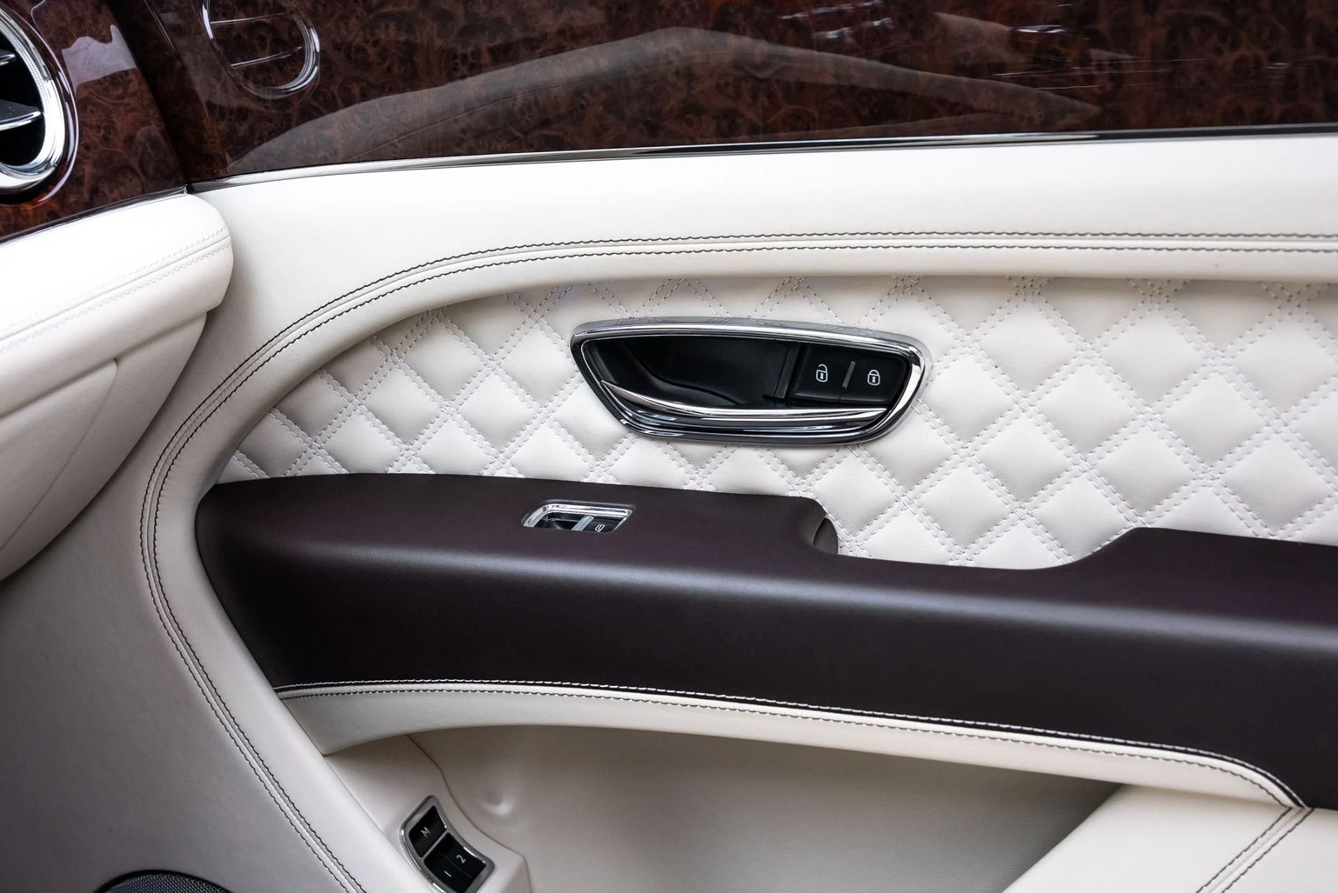 mph034_3958933083_Used_2021_Bentley_Bentayga_V8_1774990431_4d968405d0